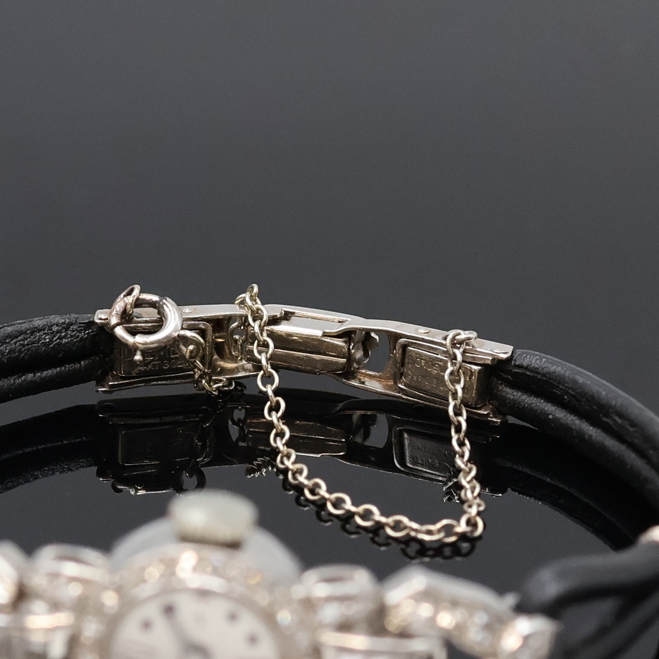 Detail c: Diamantbesetzte Damenarmbanduhr in Platin/ Iridium mit Schließe in WG 585/000, Schweiz um 1950, Handaufzug, 2-tlg. Geh. m. bewegl. Anstößen, Boden ...