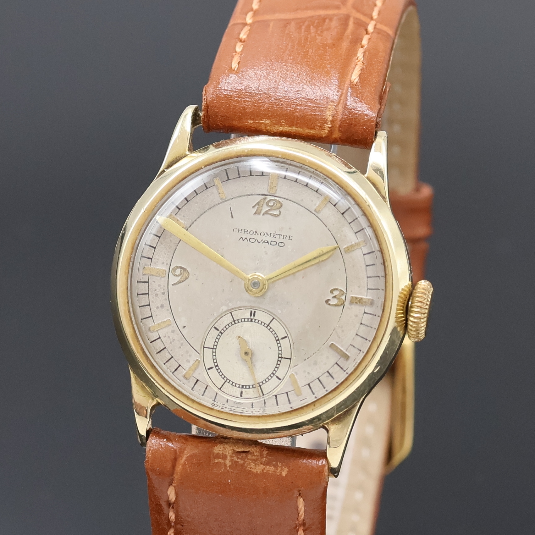 Detail a: MOVADO Chronometre Armbanduhr in GG 585/000, Schweiz um 1935, Handaufzug, 3-tlg. Geh., Boden m. Widmungsgrav. u. Glasrand aufgedr., silb. Zifferbl. ...
