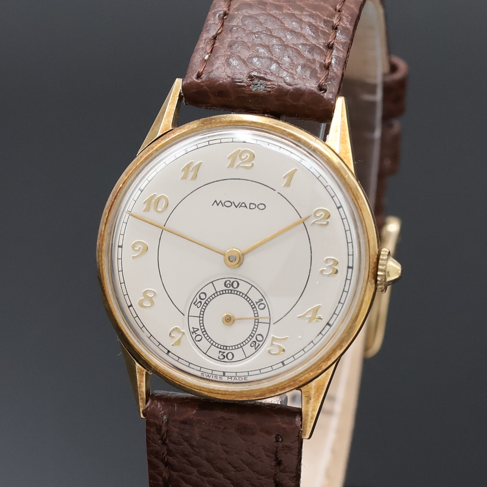 Detail a: MOVADO Armbanduhr in GG 375/000, Schweiz um 1935, Handaufzug, 3-tlg. Geh., Boden u. Glasrand aufgedr., silb. Zifferbl. m. Breguetzahlen rest., gold. ...