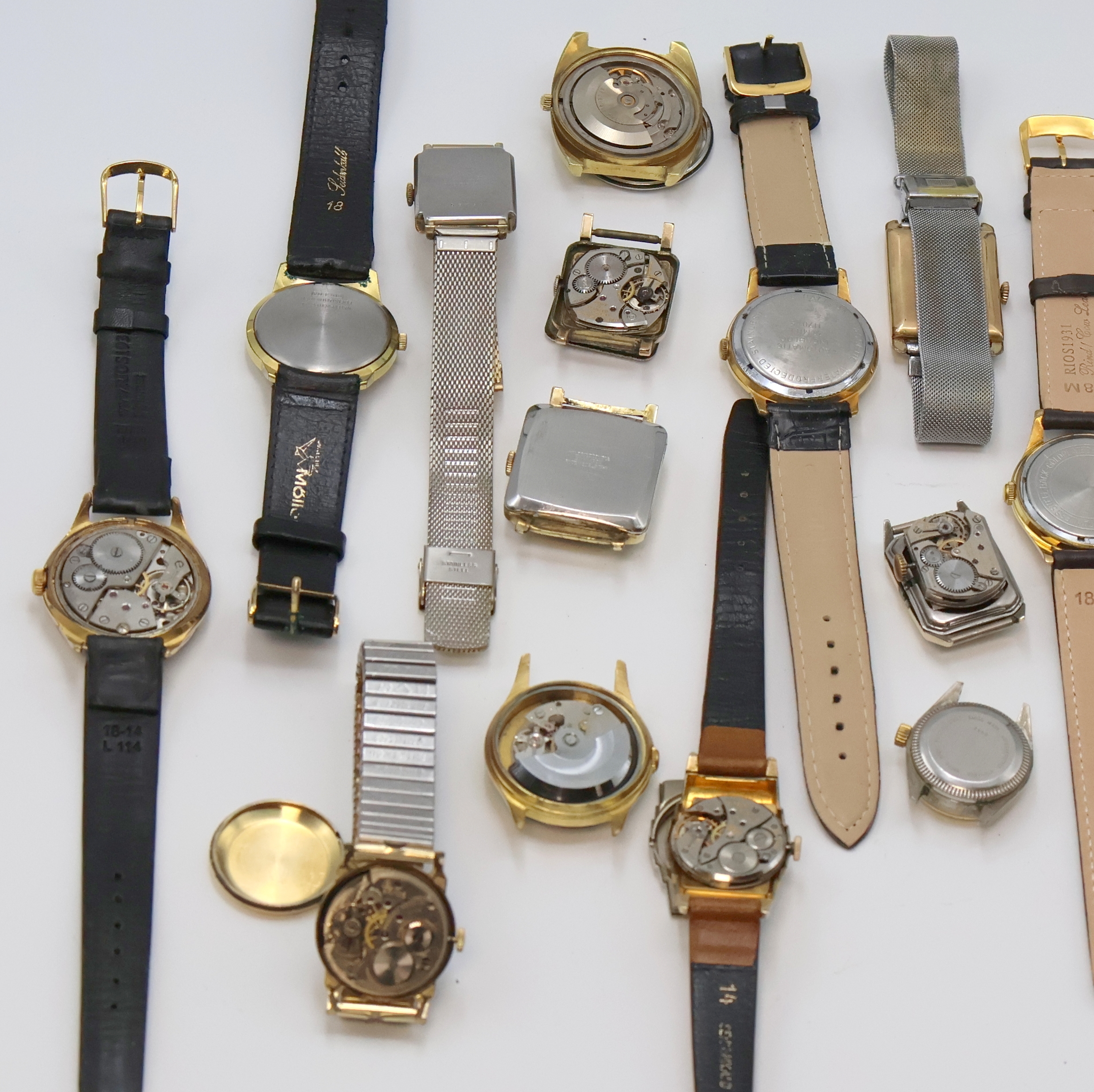 Detail e: 18 vergoldete Armbanduhren verschiedener Marken, Schweiz/Deutschland/USA, 4 x Automatik, 13 x Handaufzug, 1 x Quarz, 15 Geh. m. Stahlboden, davon 6 ...