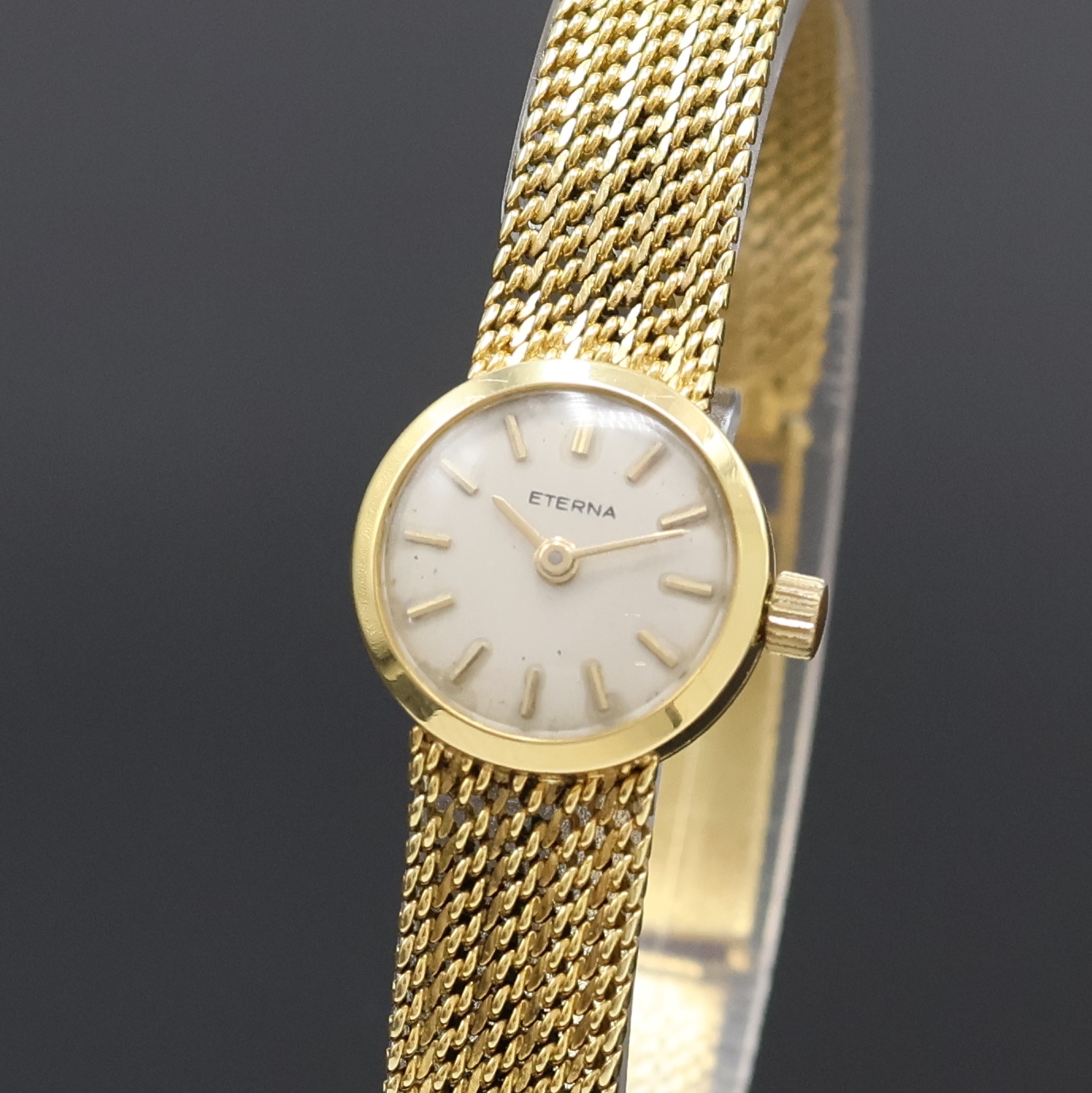 Detail a: ETERNA Damenarmbanduhr in GG 585/000, Schweiz um 1960, Handaufzug, 2-tlg. Geh. m. anges. Milanaiseband, Boden aufgedr., silb. Zifferbl. pat., gold. ...