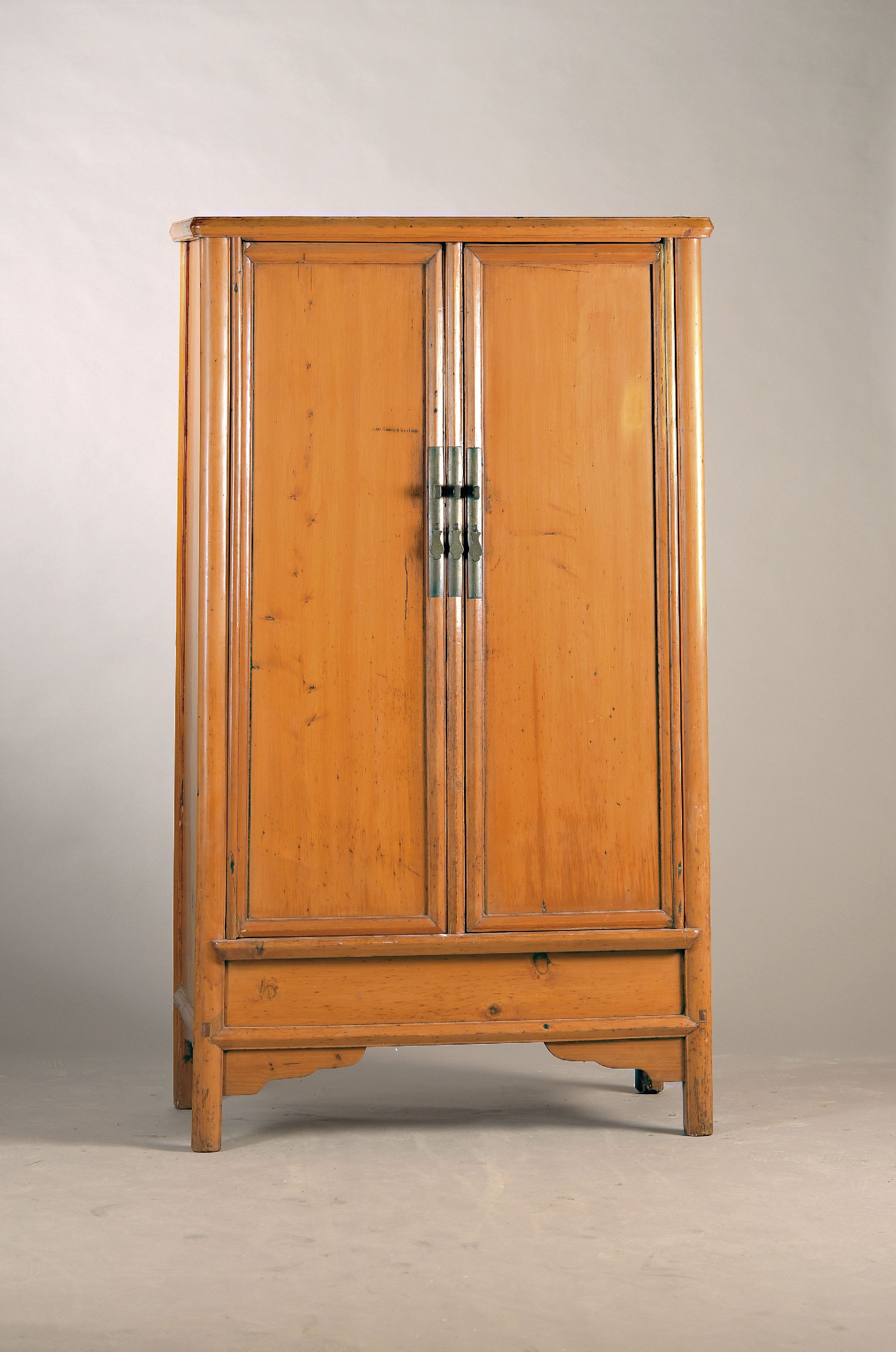 Image 27059102 - Schrank, china, wohl 1.H.20.Jh., Holz massiv, zweitürig mit Riegelschloss, konische ...