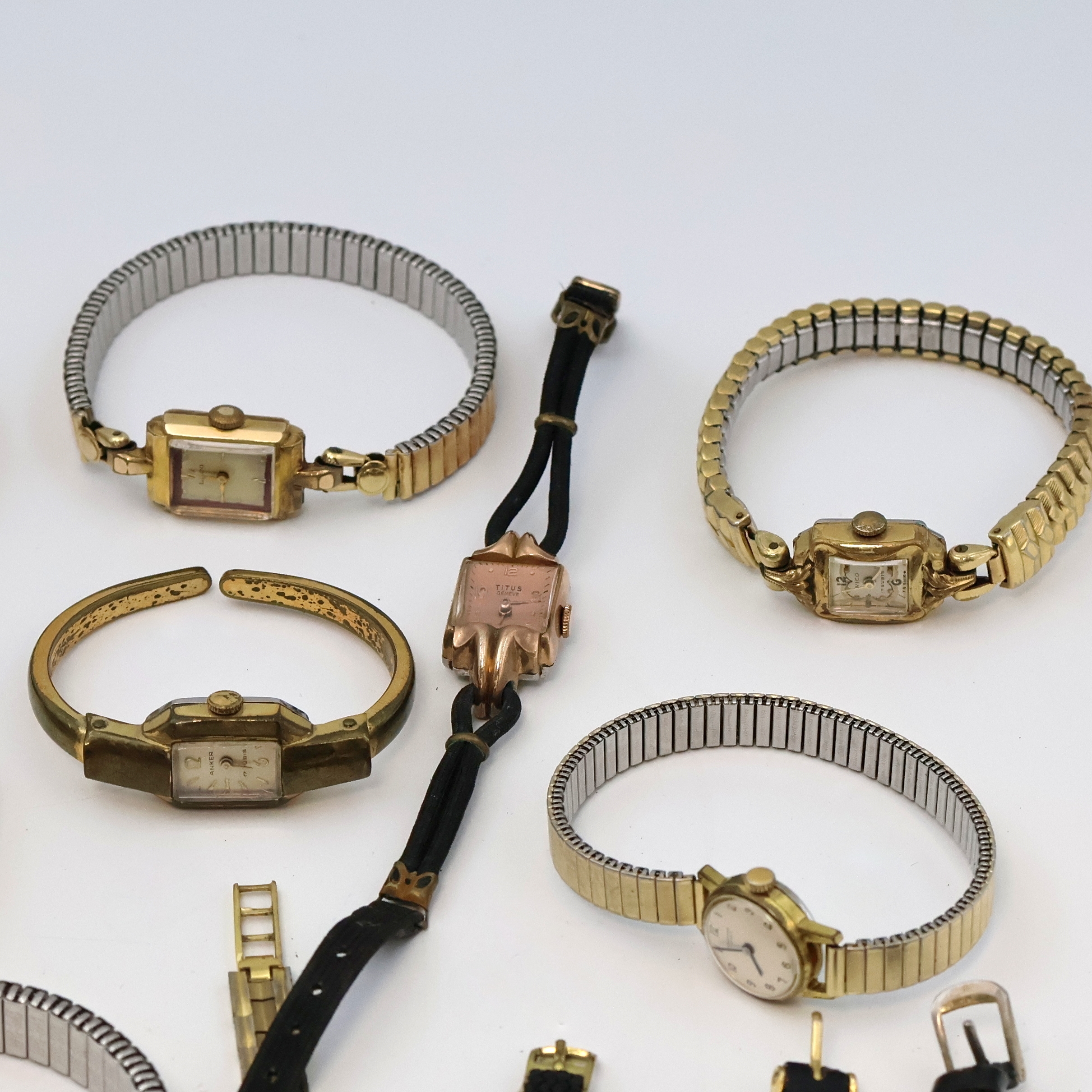 Detail d: 30 vergoldete Damenarmbanduhren verschiedener Marken, Schweiz/Deutschland/USA um 1930 - 1990, 2 x Automatik, 1 x Quarz, 27 x Handaufzug, 2-tlg. Geh. ...