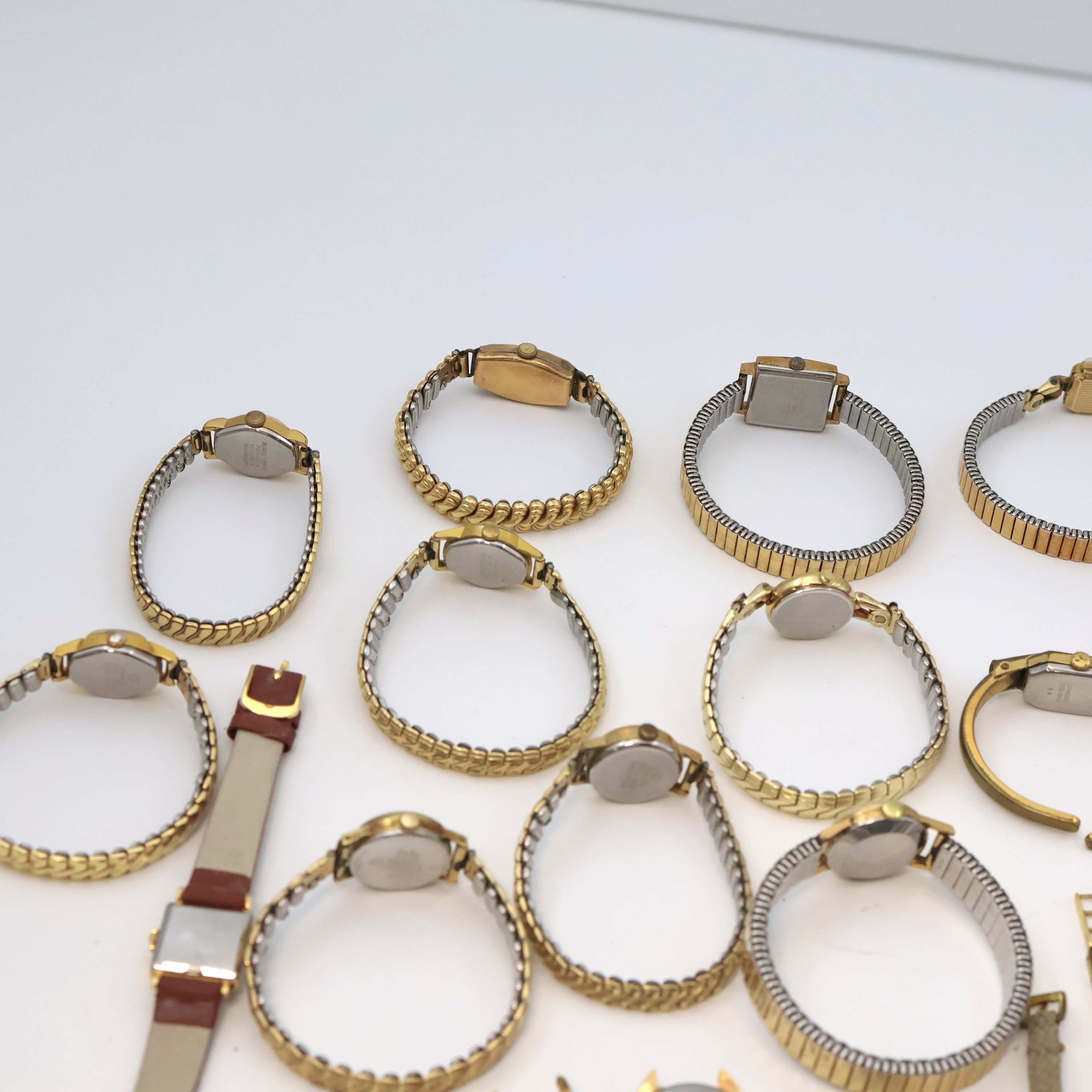 Detail i: 30 vergoldete Damenarmbanduhren verschiedener Marken, Schweiz/Deutschland/USA um 1930 - 1990, 2 x Automatik, 1 x Quarz, 27 x Handaufzug, 2-tlg. Geh. ...