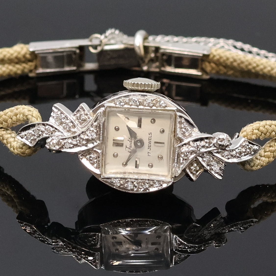 Detail a: TRADITION Diamantbesetze Damenarmbanduhr in WG 585/000, USA/Schweiz um 1950, Handaufzug, 2-tlg. Geh., Boden aufgedr., floral geformte Anstöße f. ...