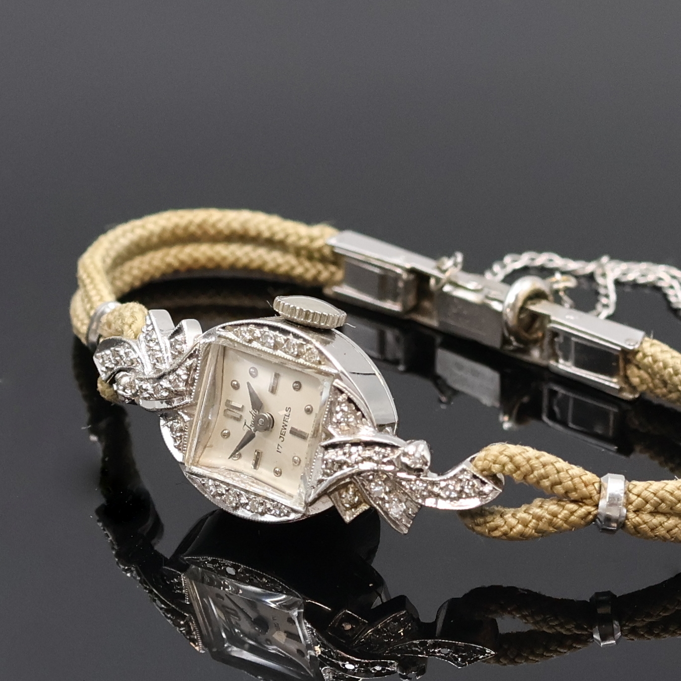 Detail b: TRADITION Diamantbesetze Damenarmbanduhr in WG 585/000, USA/Schweiz um 1950, Handaufzug, 2-tlg. Geh., Boden aufgedr., floral geformte Anstöße f. ...