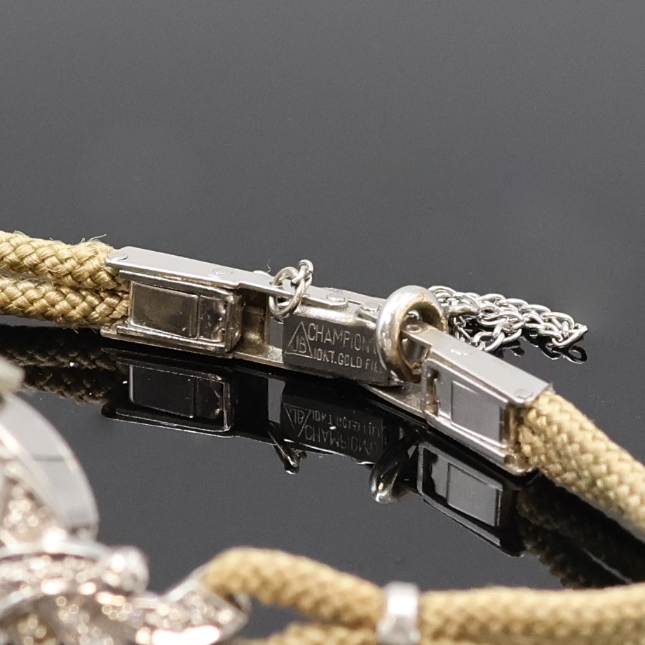 Detail c: TRADITION Diamantbesetze Damenarmbanduhr in WG 585/000, USA/Schweiz um 1950, Handaufzug, 2-tlg. Geh., Boden aufgedr., floral geformte Anstöße f. ...