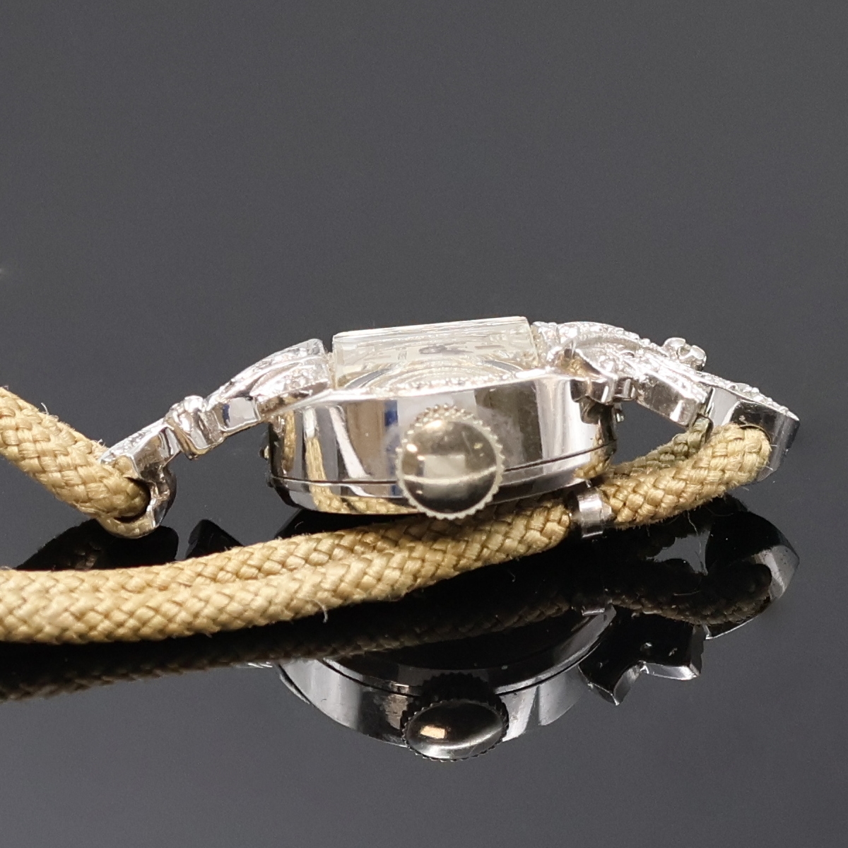 Detail d: TRADITION Diamantbesetze Damenarmbanduhr in WG 585/000, USA/Schweiz um 1950, Handaufzug, 2-tlg. Geh., Boden aufgedr., floral geformte Anstöße f. ...