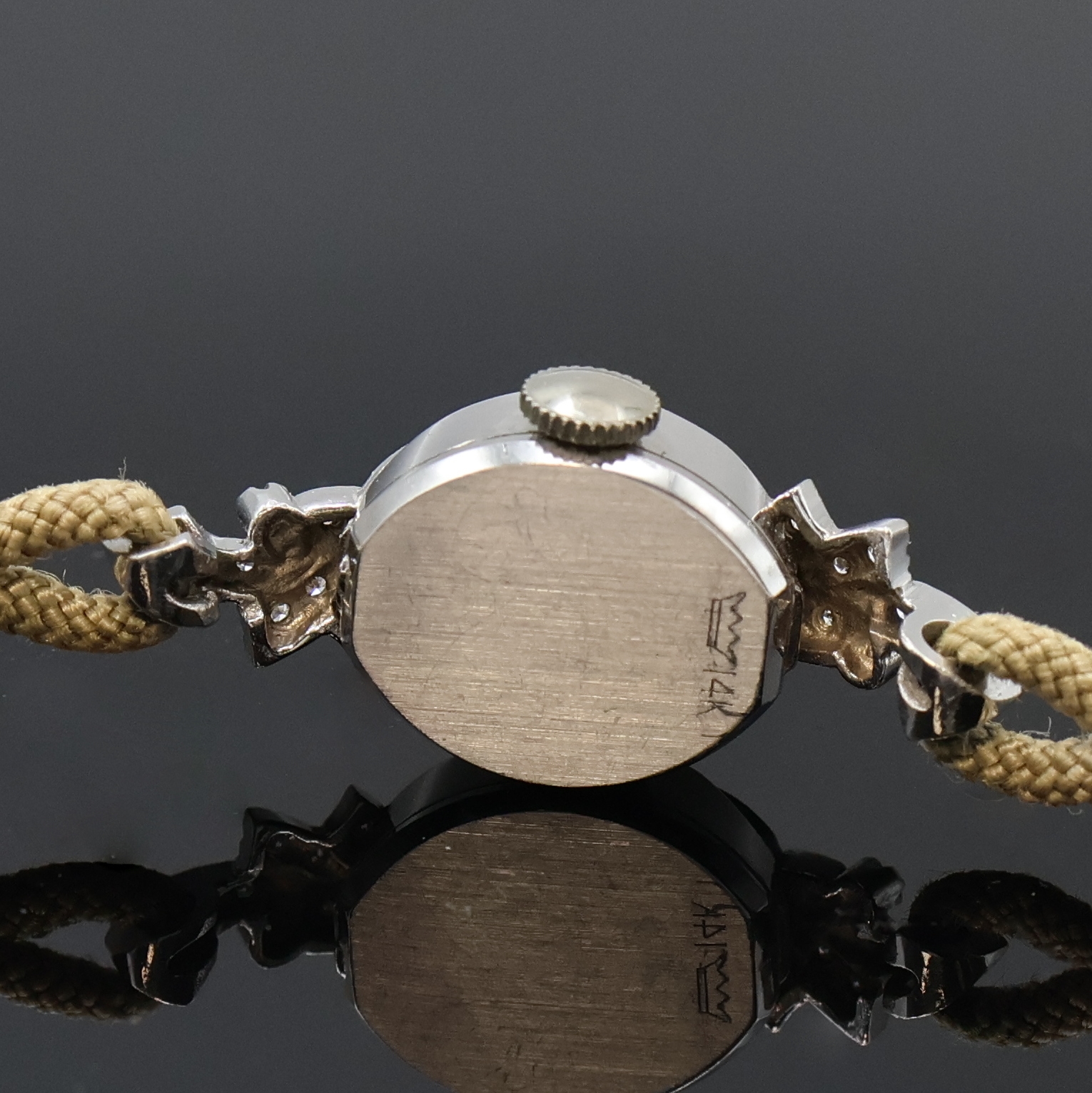Detail e: TRADITION Diamantbesetze Damenarmbanduhr in WG 585/000, USA/Schweiz um 1950, Handaufzug, 2-tlg. Geh., Boden aufgedr., floral geformte Anstöße f. ...