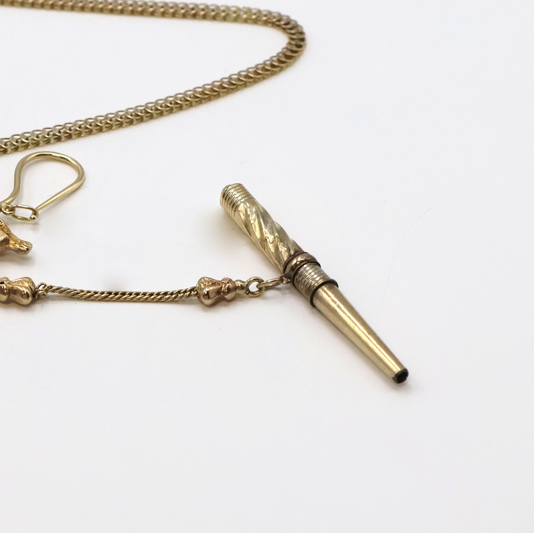 Detail a: Biedermeier Taschenuhrkette in GG 585/000 mit Schlüssel, um 1840, flache, gleichmäßige Kette m. Pferdekopf-Abschluß, Federhaken und Karabiner, ...