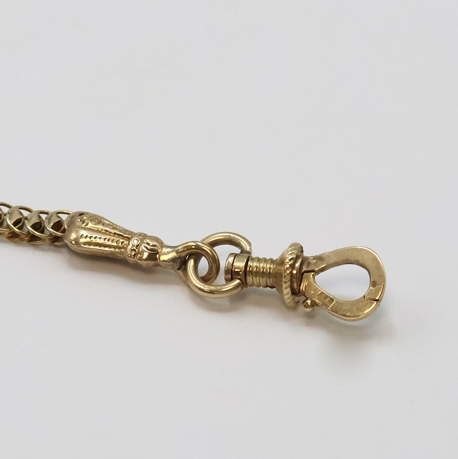 Detail b: Biedermeier Taschenuhrkette in GG 585/000 mit Schlüssel, um 1840, flache, gleichmäßige Kette m. Pferdekopf-Abschluß, Federhaken und Karabiner, ...