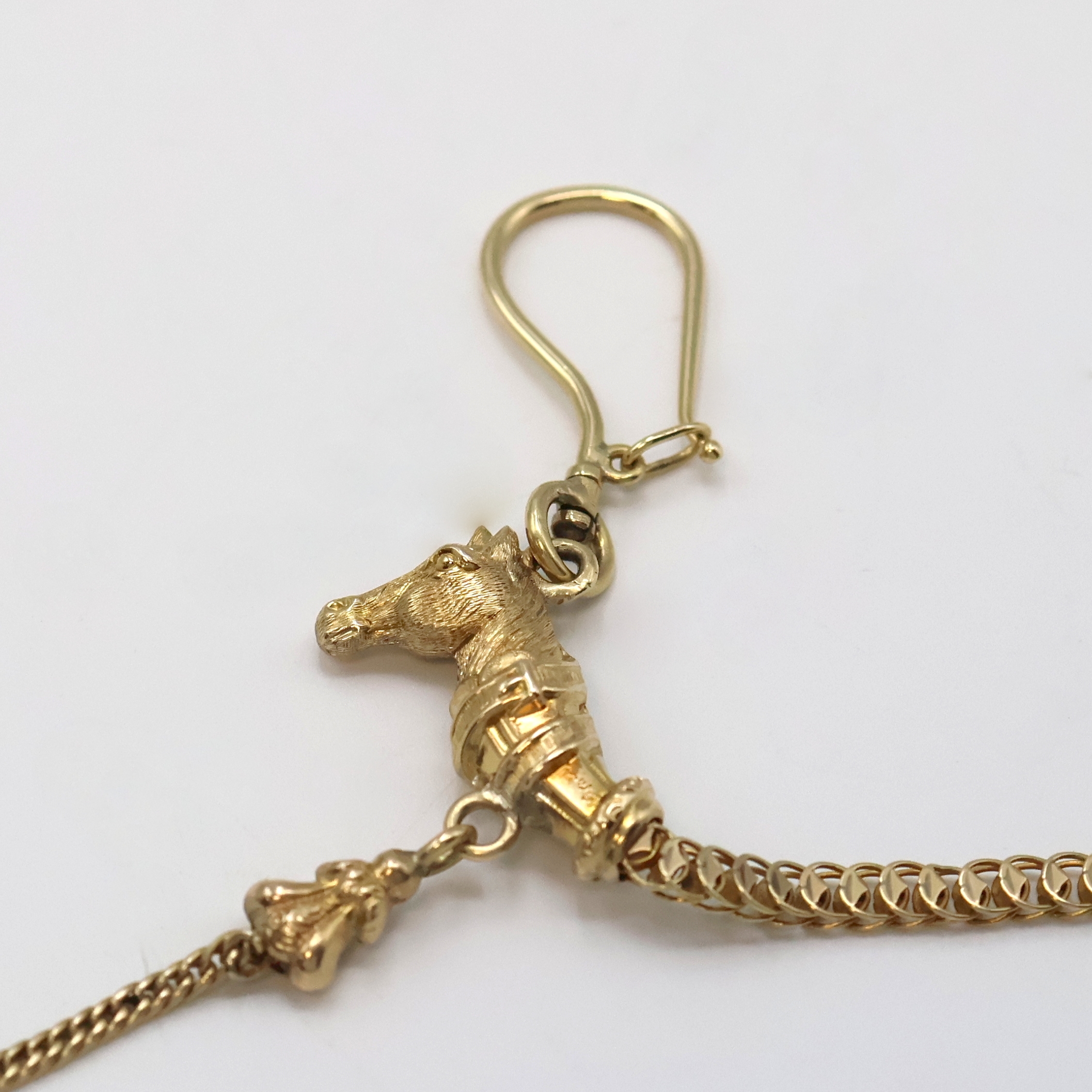 Detail c: Biedermeier Taschenuhrkette in GG 585/000 mit Schlüssel, um 1840, flache, gleichmäßige Kette m. Pferdekopf-Abschluß, Federhaken und Karabiner, ...