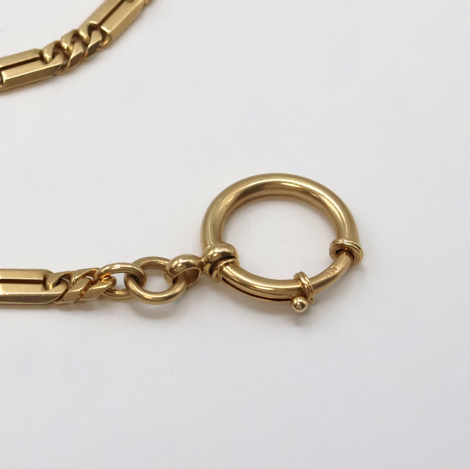 Detail a: Taschenuhrkette in GG 585/000, um 1920, gleichmäßige Panzerkette m. langen Zwischengliedern, Karabiner und Federring, 26 cm, Gew. ca. 27g, in ...