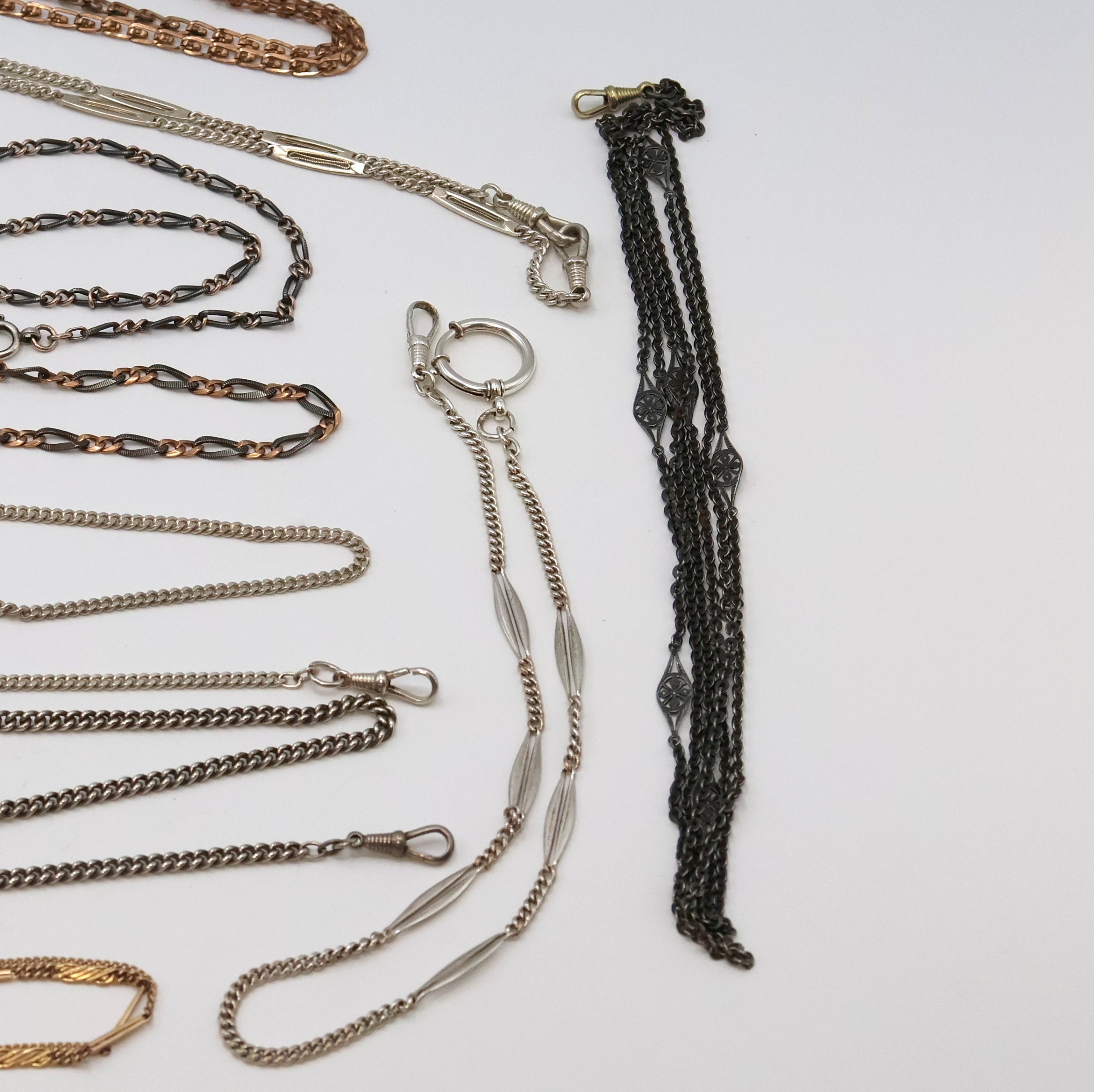 Detail c: Konvolut Taschenuhrketten in Silber, vergoldet und Stahl, um 1890 - 1920, 8 Silberketten, davon 3 x Tula-Silber, eine lange Eisenkette, 5 x ...