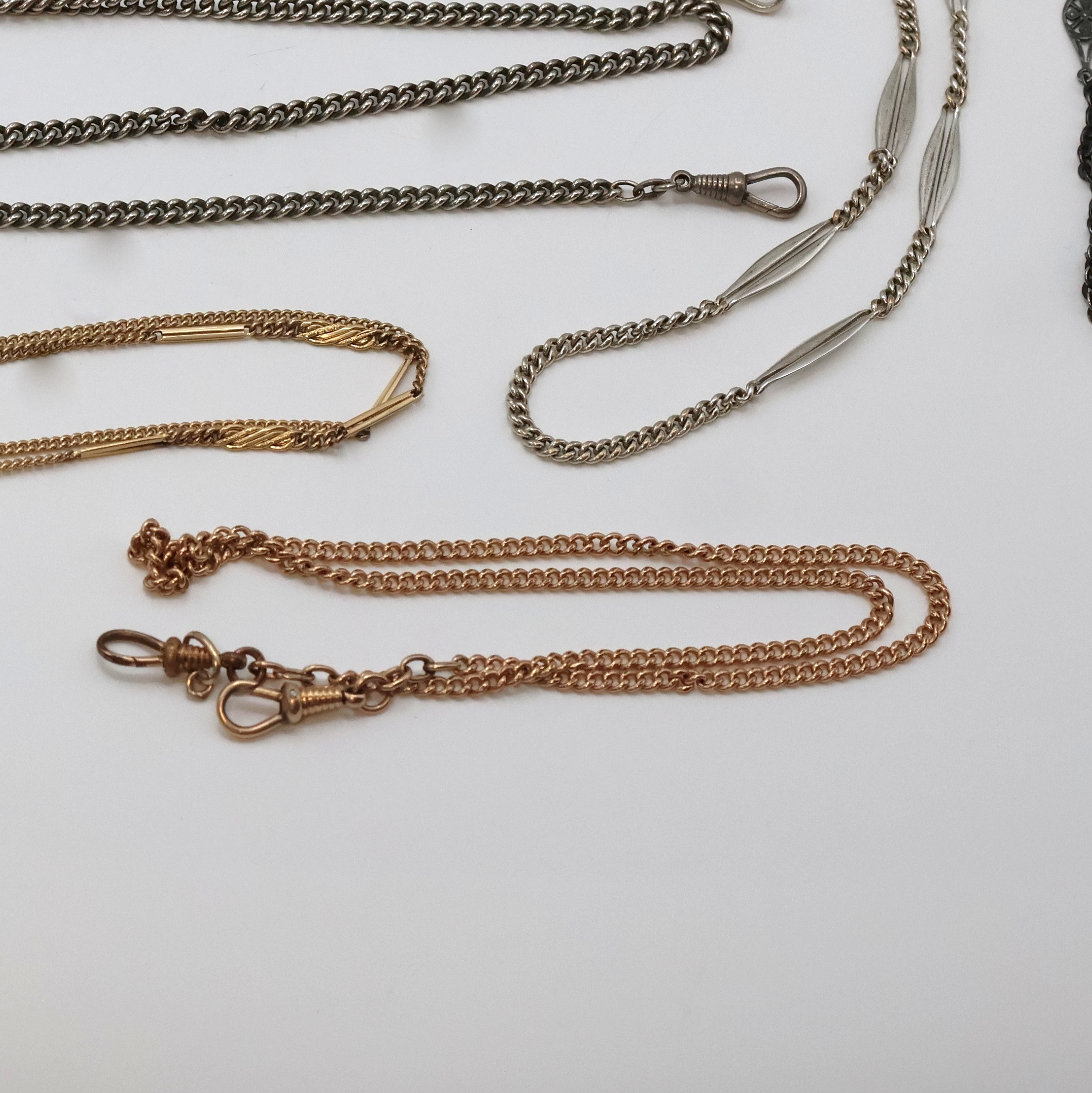 Detail d: Konvolut Taschenuhrketten in Silber, vergoldet und Stahl, um 1890 - 1920, 8 Silberketten, davon 3 x Tula-Silber, eine lange Eisenkette, 5 x ...