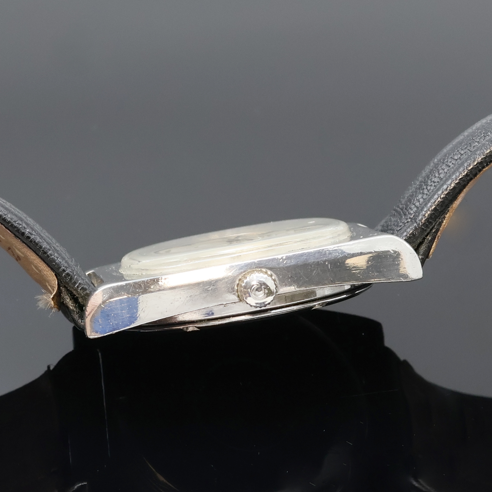 Detail b: OMEGA Geneve Herrenarmbanduhr in Stahl Referenz 166.0188, Schweiz um 1974, 2-tlg. TV-Screen-Geh., Boden m. Widmungsgrav. verschr., orig. Krone, silb. ...