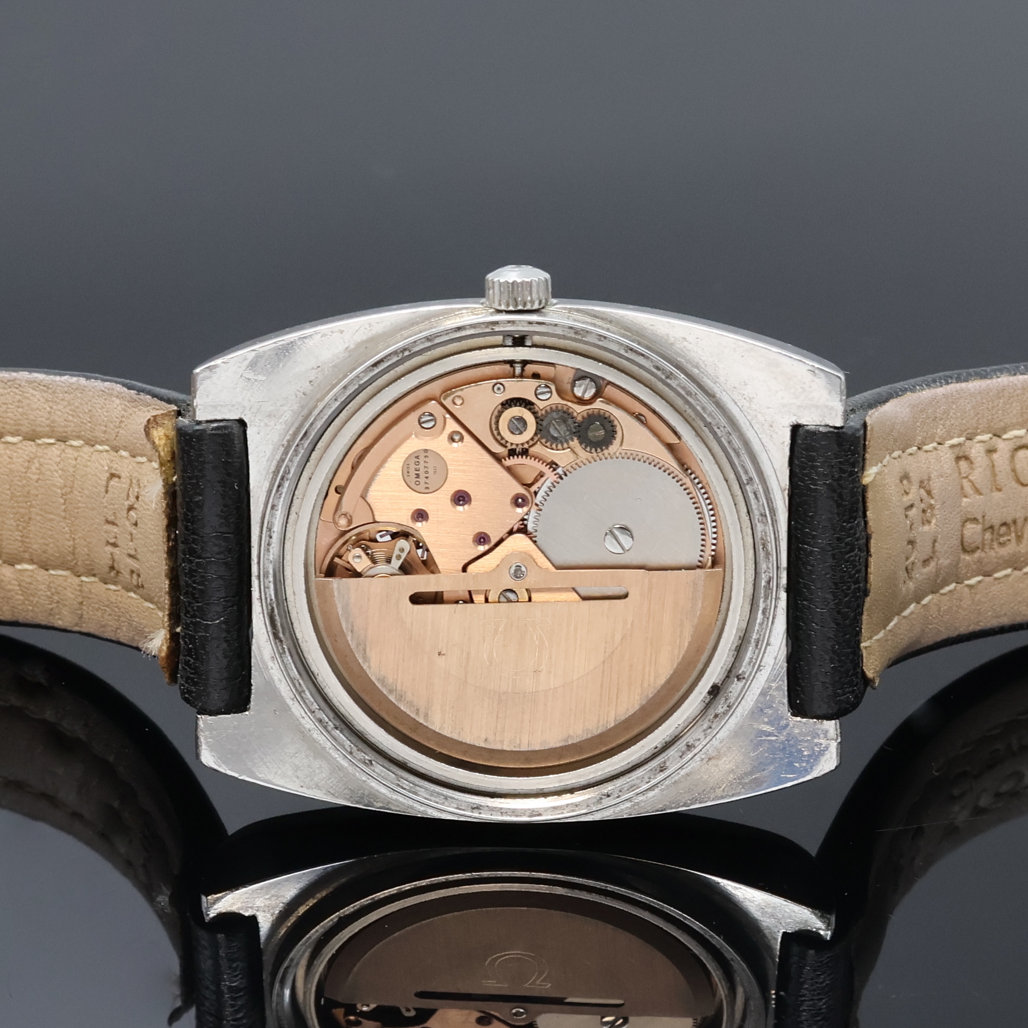 Detail d: OMEGA Geneve Herrenarmbanduhr in Stahl Referenz 166.0188, Schweiz um 1974, 2-tlg. TV-Screen-Geh., Boden m. Widmungsgrav. verschr., orig. Krone, silb. ...