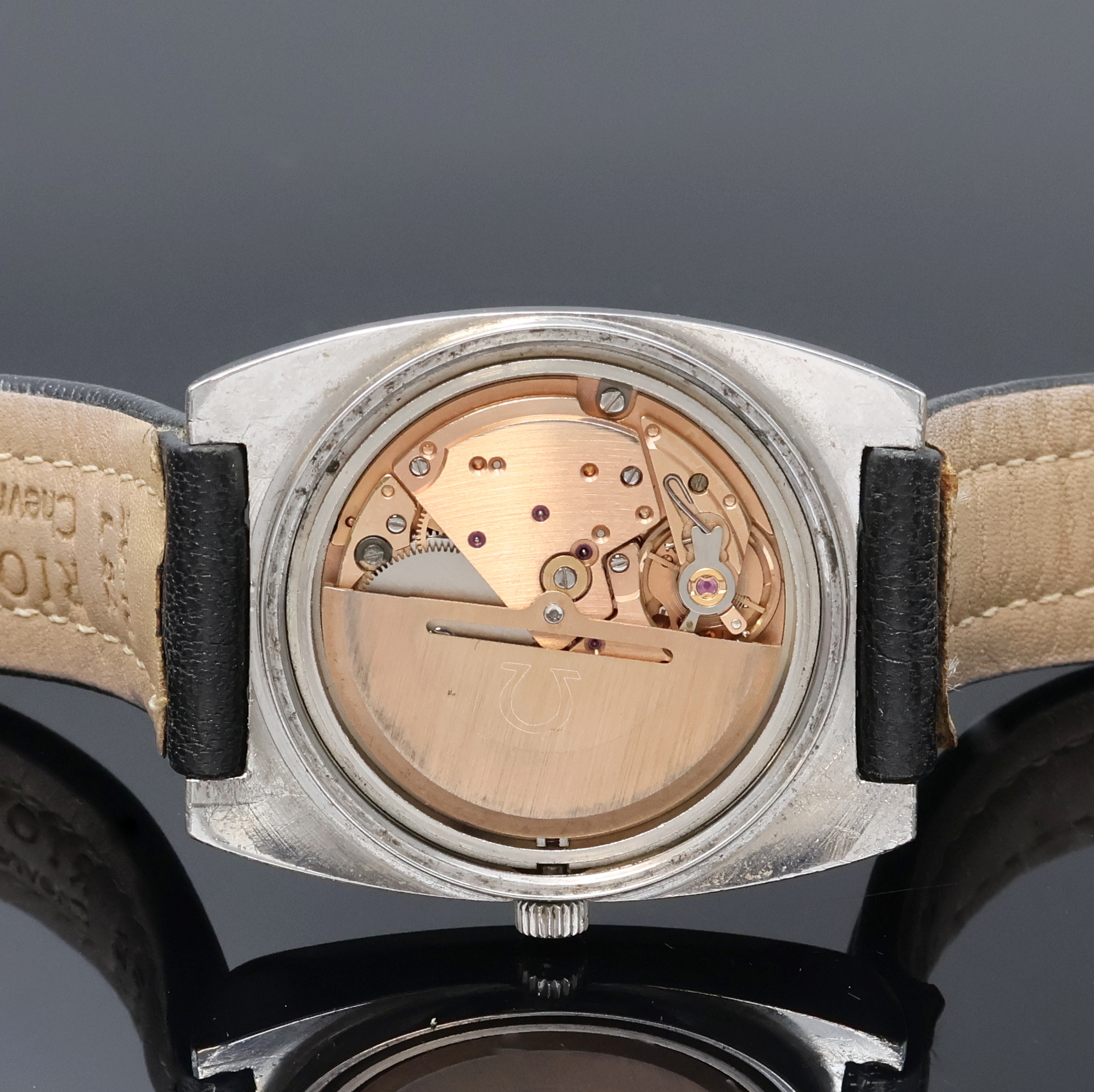 Detail e: OMEGA Geneve Herrenarmbanduhr in Stahl Referenz 166.0188, Schweiz um 1974, 2-tlg. TV-Screen-Geh., Boden m. Widmungsgrav. verschr., orig. Krone, silb. ...