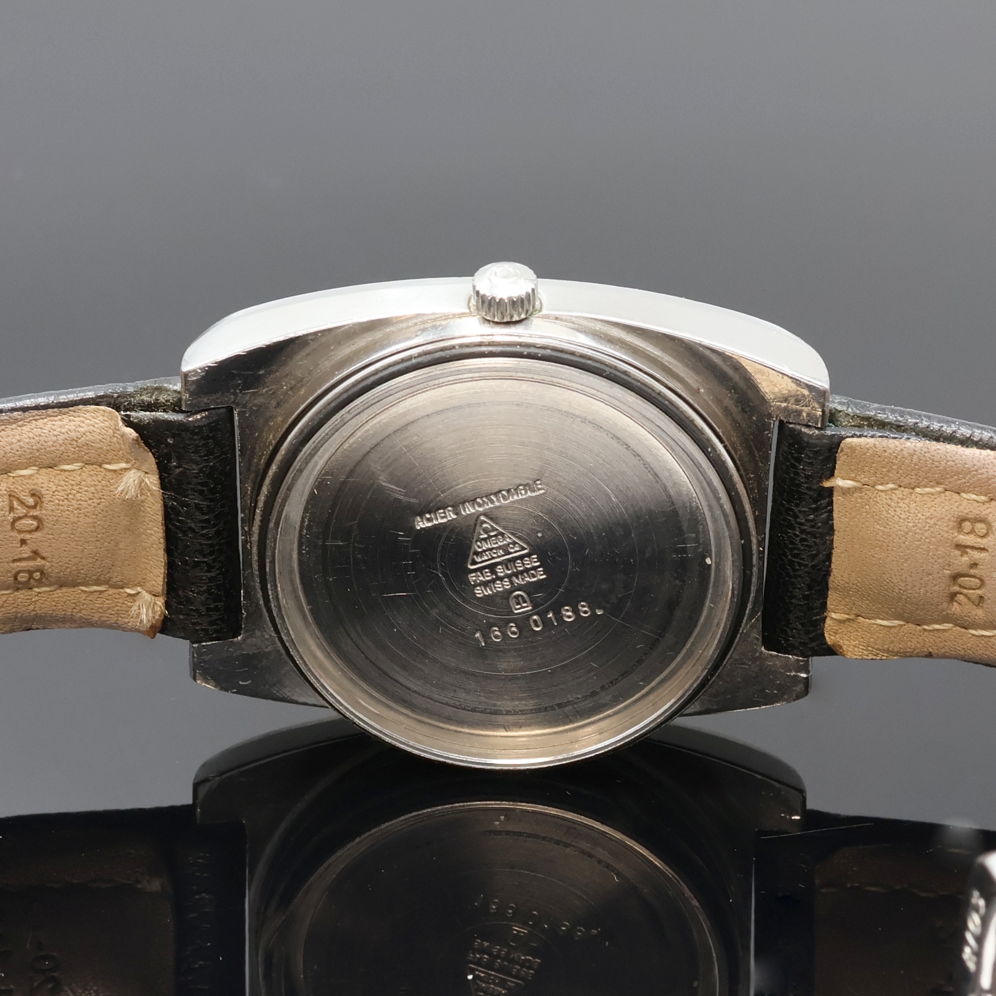 Detail f: OMEGA Geneve Herrenarmbanduhr in Stahl Referenz 166.0188, Schweiz um 1974, 2-tlg. TV-Screen-Geh., Boden m. Widmungsgrav. verschr., orig. Krone, silb. ...