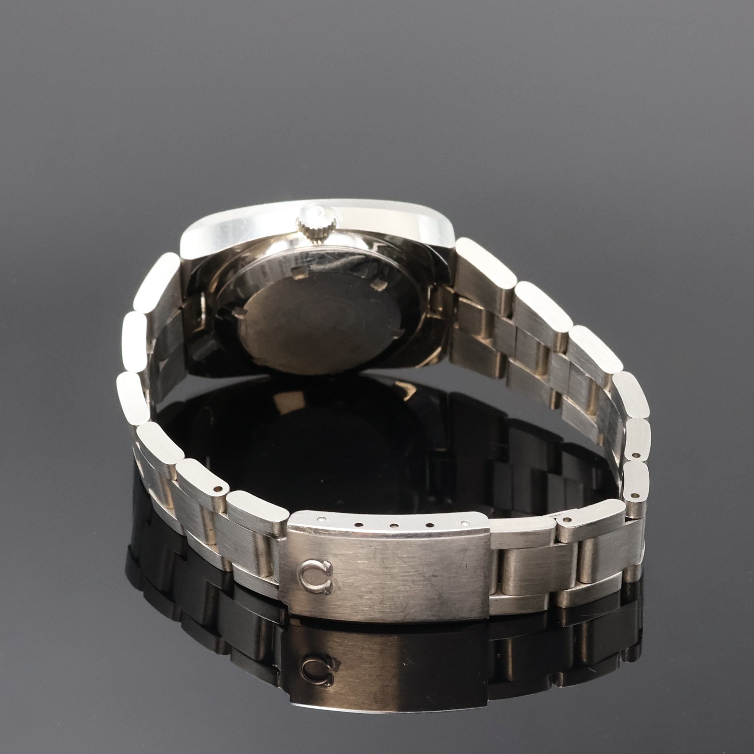 Detail b: OMEGA Medium Armbanduhr in Stahl Referenz 566.0075, Schweiz um 1974, Automatik, 2-tlg. Geh., Boden verschr., orig. Krone u. Glas, integr. orig. ...