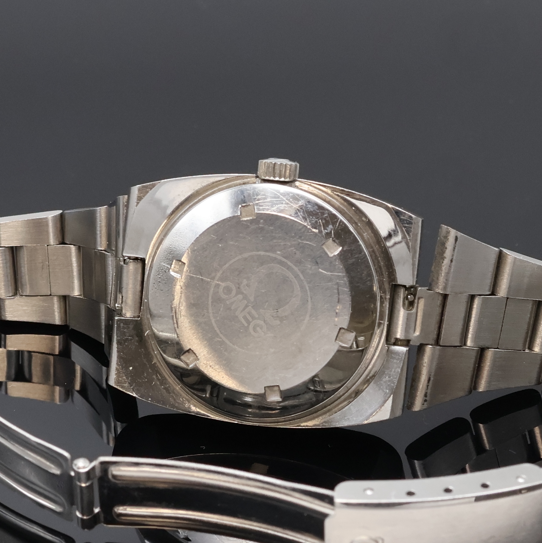 Detail d: OMEGA Medium Armbanduhr in Stahl Referenz 566.0075, Schweiz um 1974, Automatik, 2-tlg. Geh., Boden verschr., orig. Krone u. Glas, integr. orig. ...