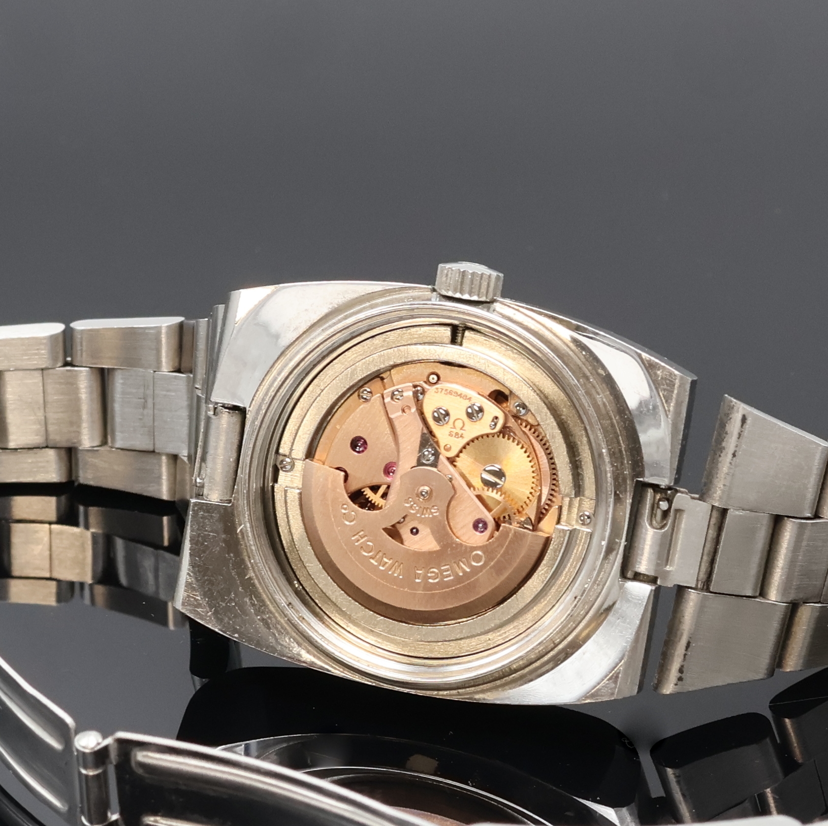 Detail e: OMEGA Medium Armbanduhr in Stahl Referenz 566.0075, Schweiz um 1974, Automatik, 2-tlg. Geh., Boden verschr., orig. Krone u. Glas, integr. orig. ...