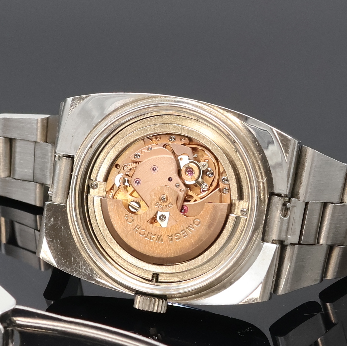 Detail f: OMEGA Medium Armbanduhr in Stahl Referenz 566.0075, Schweiz um 1974, Automatik, 2-tlg. Geh., Boden verschr., orig. Krone u. Glas, integr. orig. ...