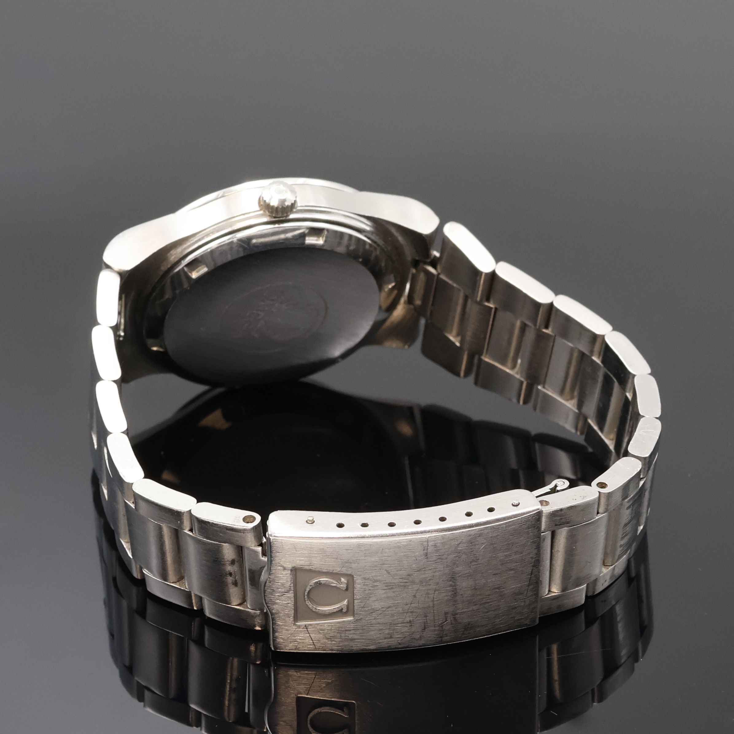 Detail b: OMEGA Geneve Herrenarmbanduhr in Stahl Referenz 166.0173, Schweiz um 1975, Automatik, verschr. Geh. m. integr. Band Ref. 1186/215, silb. Zifferbl., ...