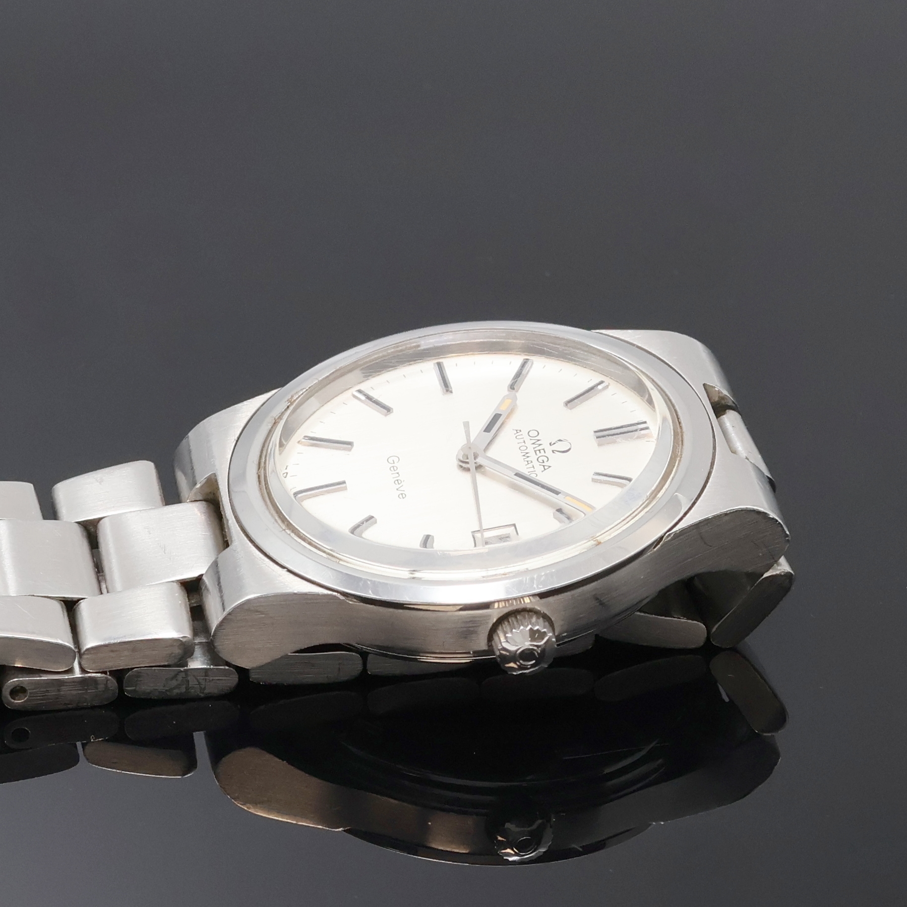 Detail c: OMEGA Geneve Herrenarmbanduhr in Stahl Referenz 166.0173, Schweiz um 1975, Automatik, verschr. Geh. m. integr. Band Ref. 1186/215, silb. Zifferbl., ...