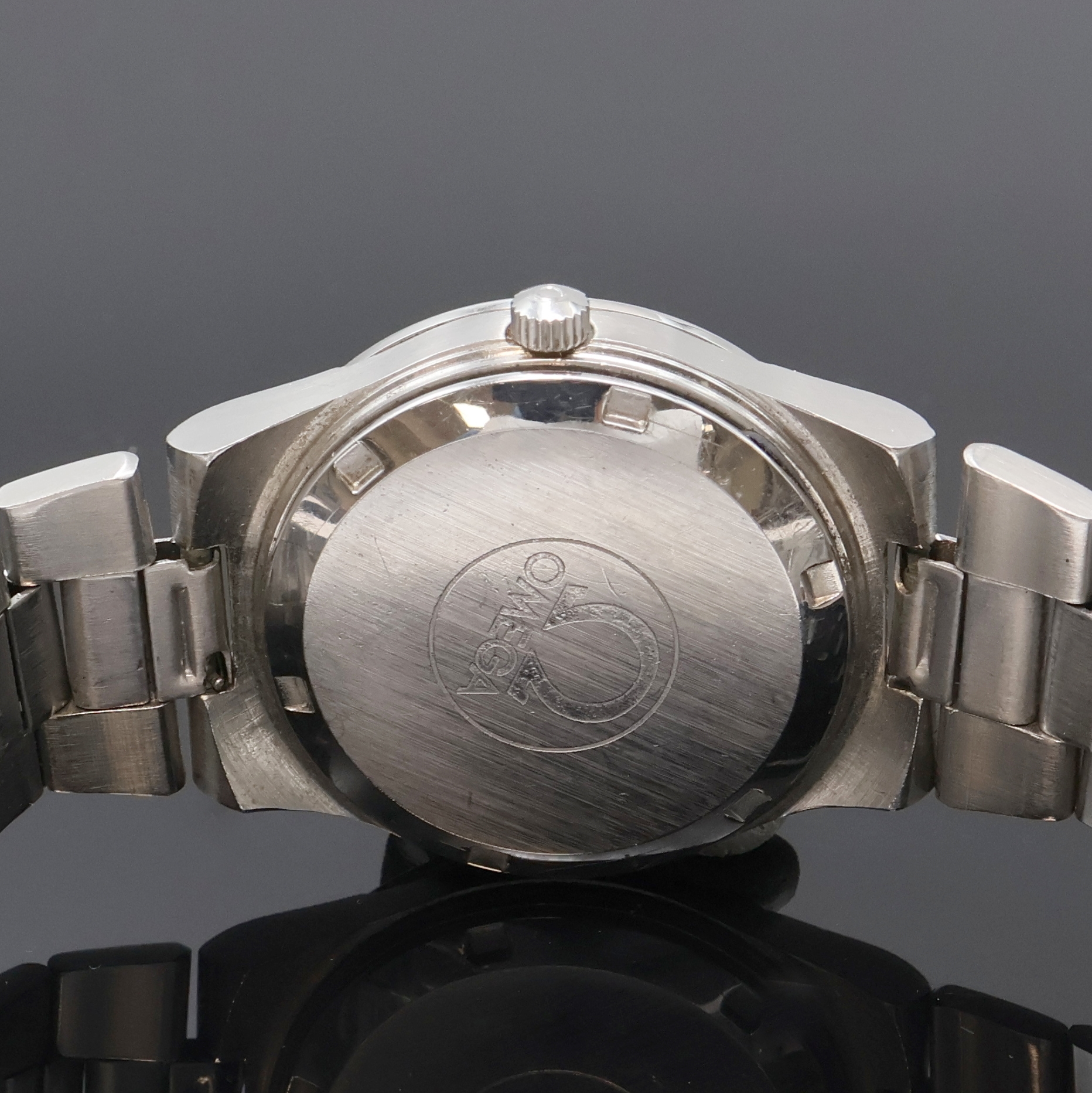 Detail d: OMEGA Geneve Herrenarmbanduhr in Stahl Referenz 166.0173, Schweiz um 1975, Automatik, verschr. Geh. m. integr. Band Ref. 1186/215, silb. Zifferbl., ...