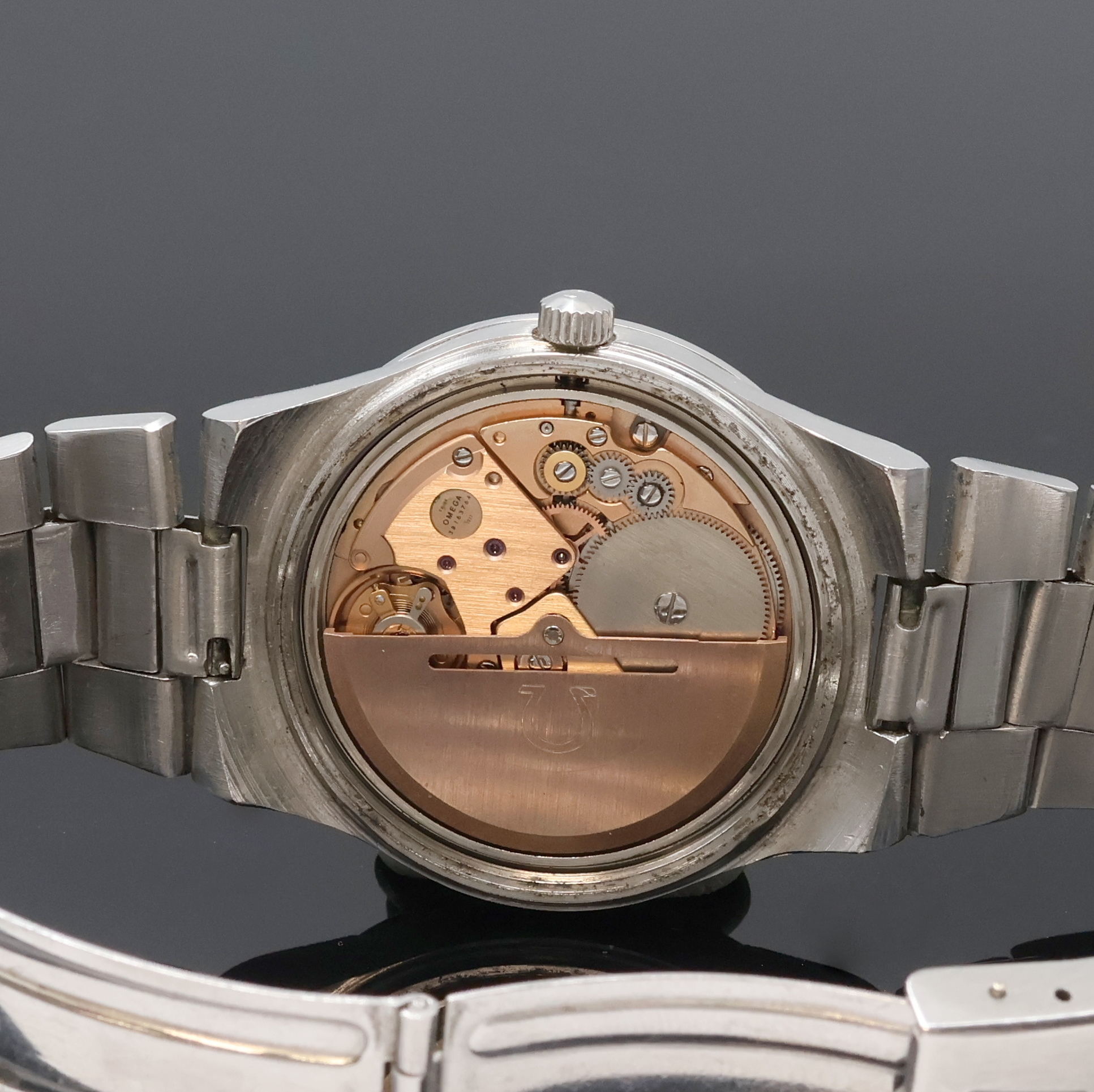 Detail e: OMEGA Geneve Herrenarmbanduhr in Stahl Referenz 166.0173, Schweiz um 1975, Automatik, verschr. Geh. m. integr. Band Ref. 1186/215, silb. Zifferbl., ...