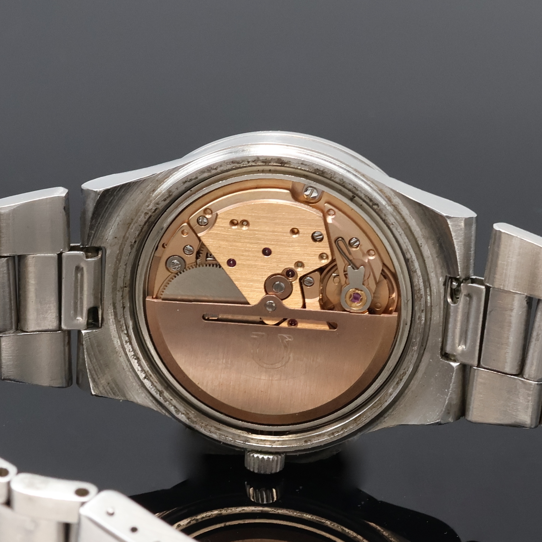 Detail f: OMEGA Geneve Herrenarmbanduhr in Stahl Referenz 166.0173, Schweiz um 1975, Automatik, verschr. Geh. m. integr. Band Ref. 1186/215, silb. Zifferbl., ...