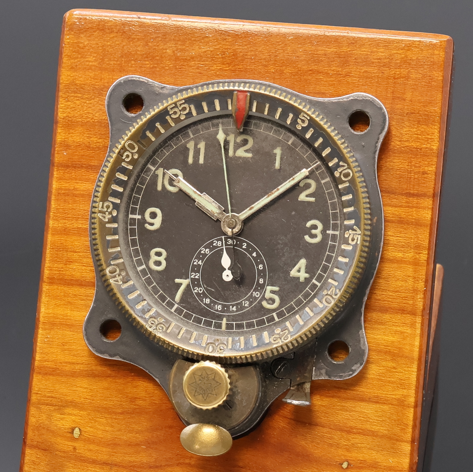 Detail a: JUNGHANS Flugzeug Bord-Chronograph, Deutschland um 1940, schwarz lack. Aluminium- geh. berieb., Boden m. Bajonette-Verschluß, beids. drehb. Lunette ...