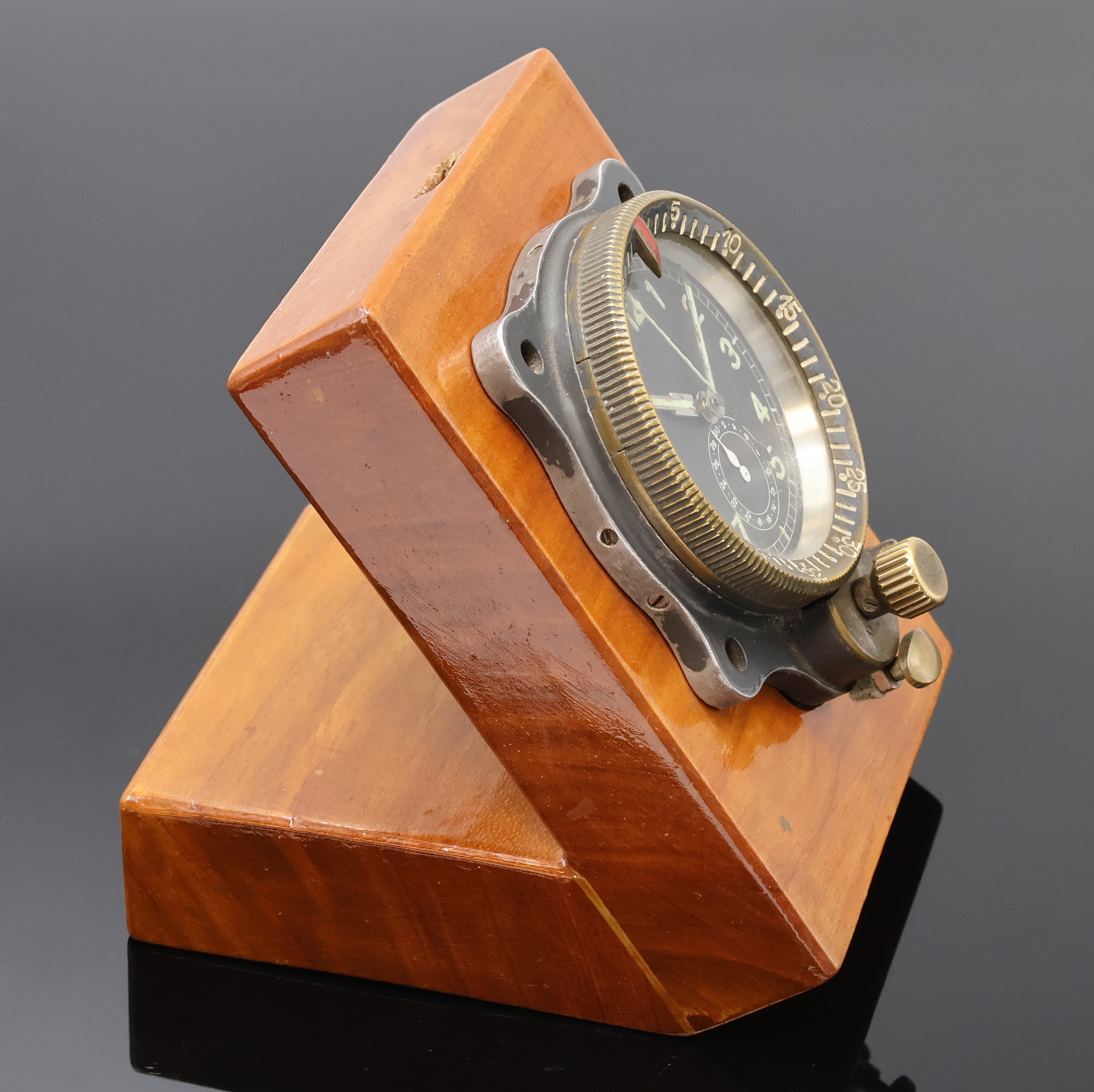 Detail b: JUNGHANS Flugzeug Bord-Chronograph, Deutschland um 1940, schwarz lack. Aluminium- geh. berieb., Boden m. Bajonette-Verschluß, beids. drehb. Lunette ...