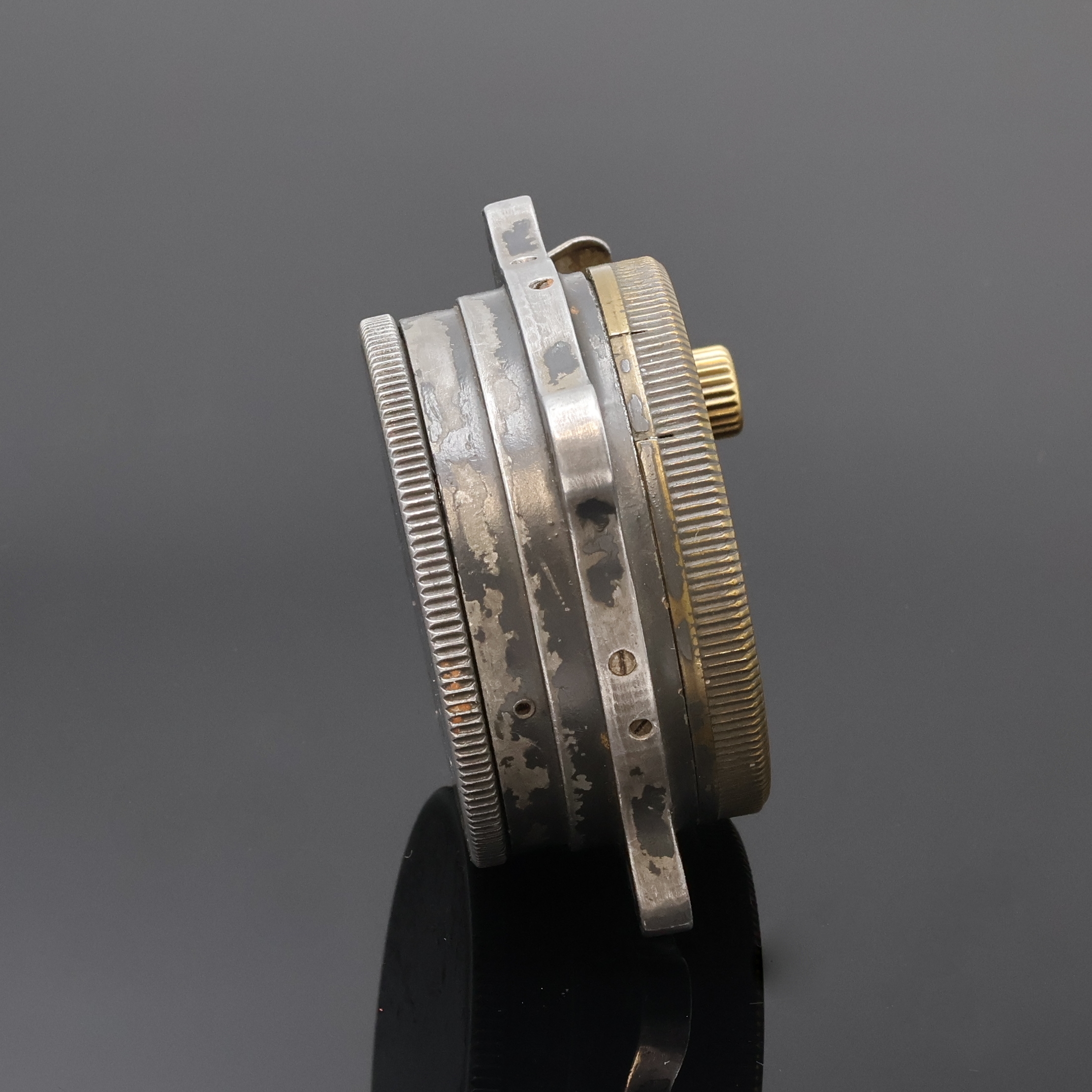 Detail c: JUNGHANS Flugzeug Bord-Chronograph, Deutschland um 1940, schwarz lack. Aluminium- geh. berieb., Boden m. Bajonette-Verschluß, beids. drehb. Lunette ...