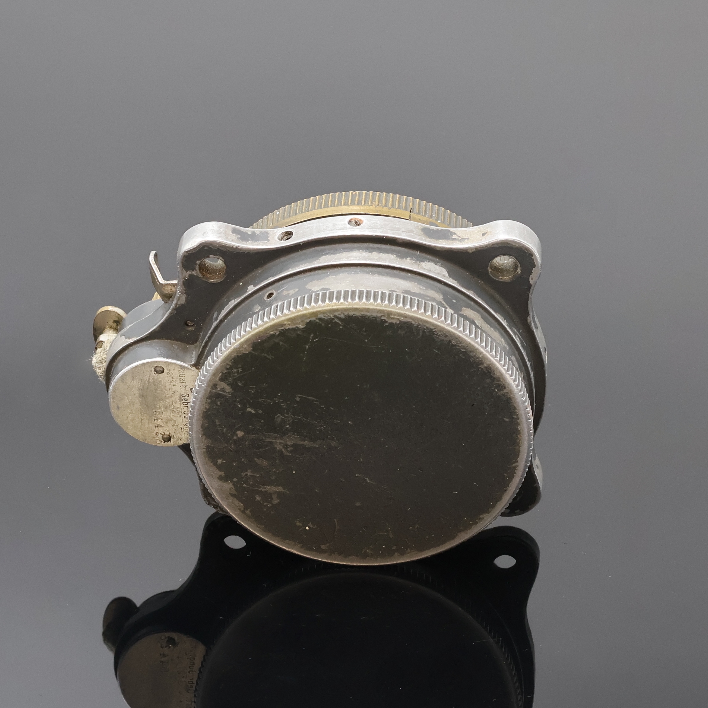 Detail d: JUNGHANS Flugzeug Bord-Chronograph, Deutschland um 1940, schwarz lack. Aluminium- geh. berieb., Boden m. Bajonette-Verschluß, beids. drehb. Lunette ...