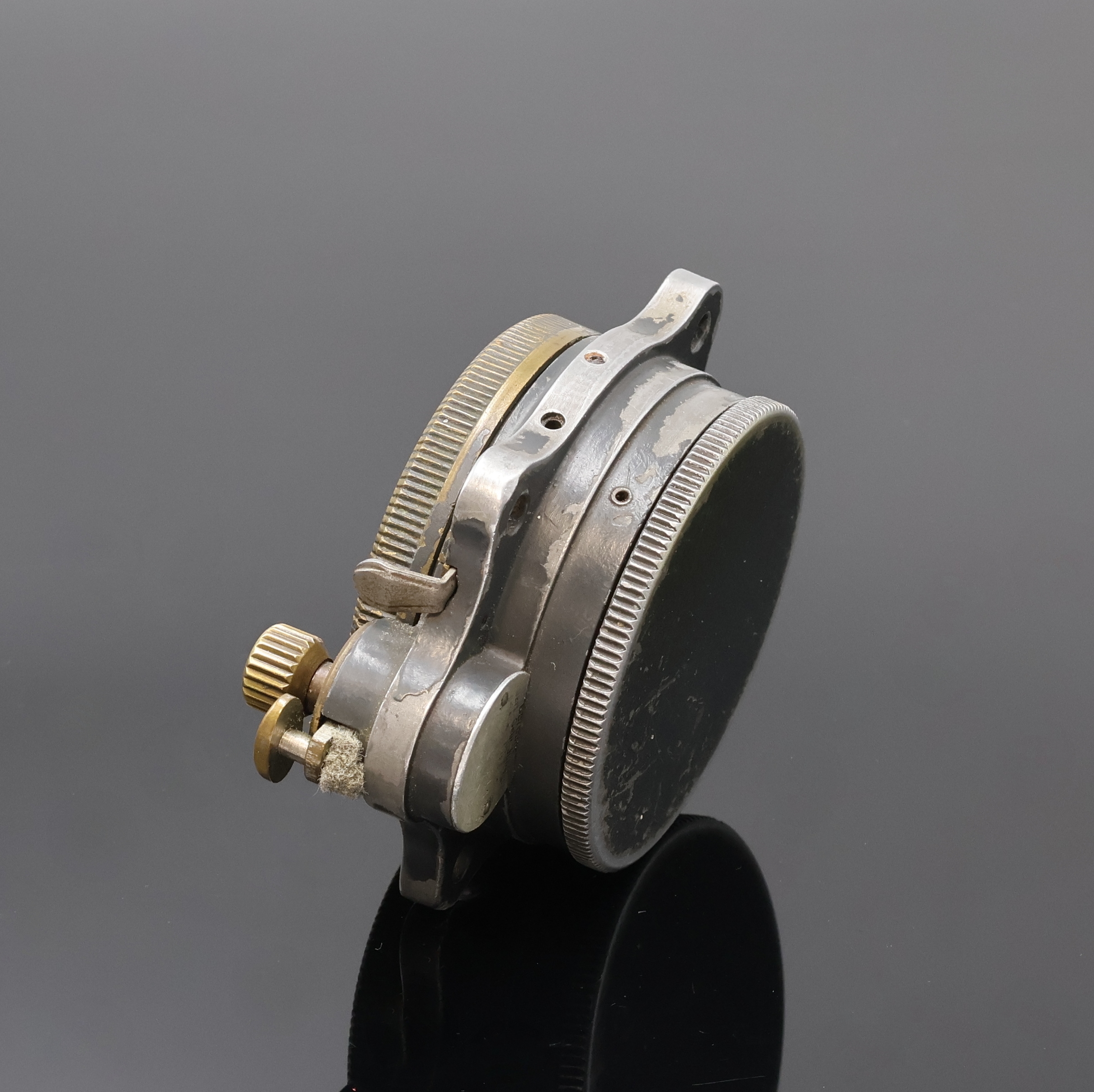 Detail e: JUNGHANS Flugzeug Bord-Chronograph, Deutschland um 1940, schwarz lack. Aluminium- geh. berieb., Boden m. Bajonette-Verschluß, beids. drehb. Lunette ...