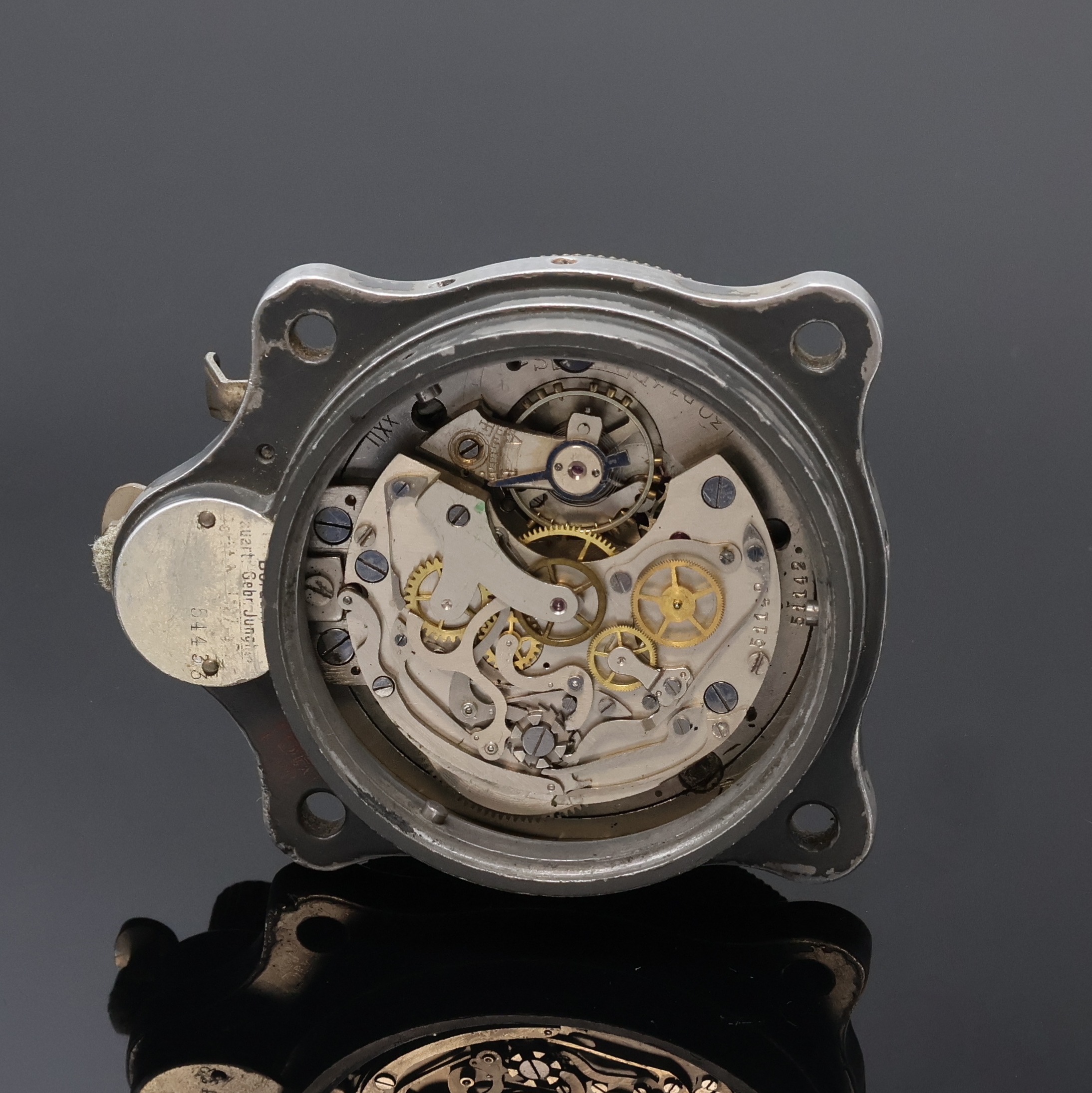 Detail f: JUNGHANS Flugzeug Bord-Chronograph, Deutschland um 1940, schwarz lack. Aluminium- geh. berieb., Boden m. Bajonette-Verschluß, beids. drehb. Lunette ...