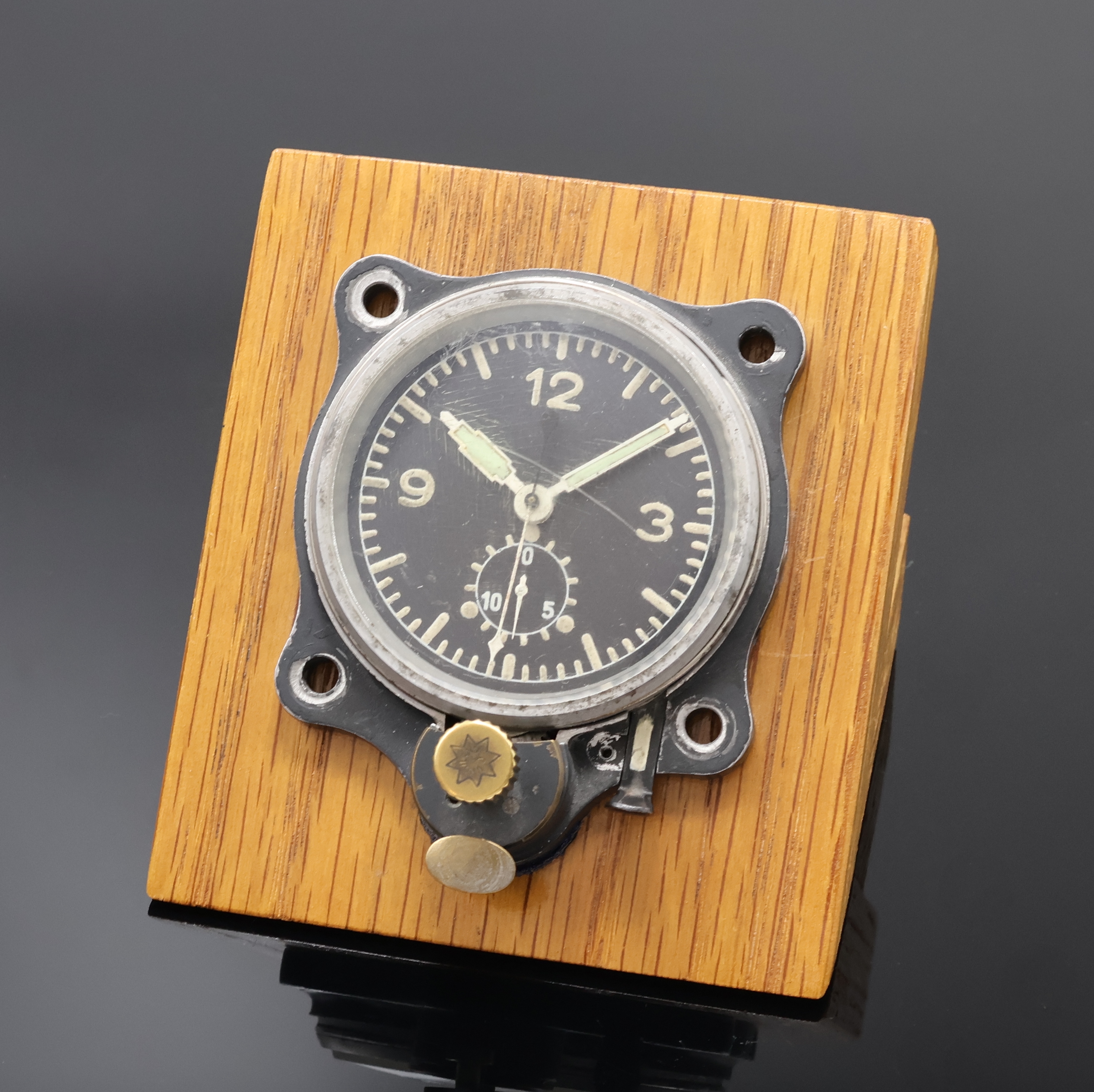 JUNGHANS Flugzeug Bord-Chronograph, Deutschland um 1940, schwarz lack. Aluminium- Geh. berieb., Boden m. Bajonette-Verschluß, Drehlünette zu ers., ...