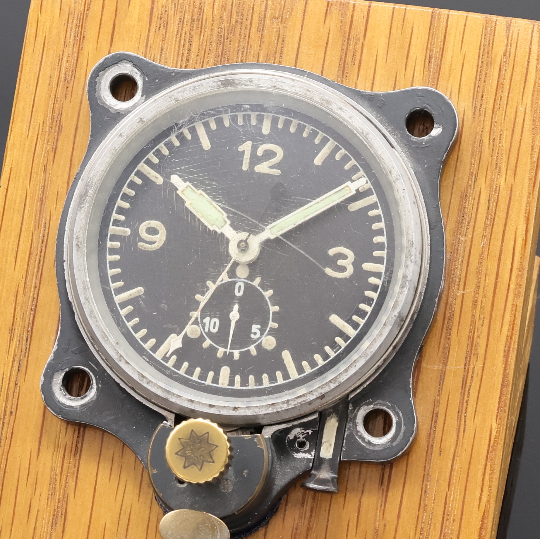 Detail a: JUNGHANS Flugzeug Bord-Chronograph, Deutschland um 1940, schwarz lack. Aluminium- Geh. berieb., Boden m. Bajonette-Verschluß, Drehlünette zu ers., ...