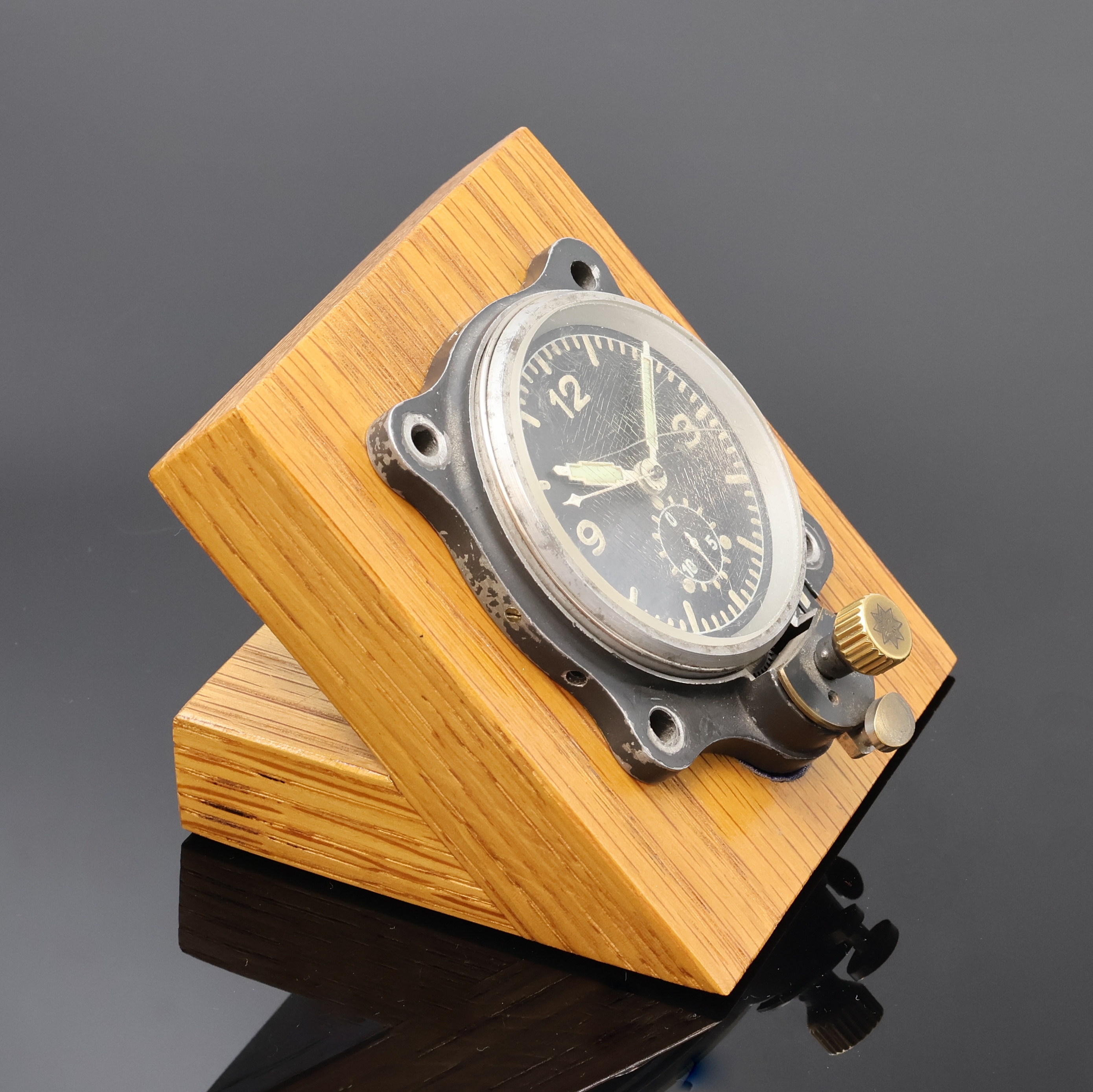 Detail b: JUNGHANS Flugzeug Bord-Chronograph, Deutschland um 1940, schwarz lack. Aluminium- Geh. berieb., Boden m. Bajonette-Verschluß, Drehlünette zu ers., ...