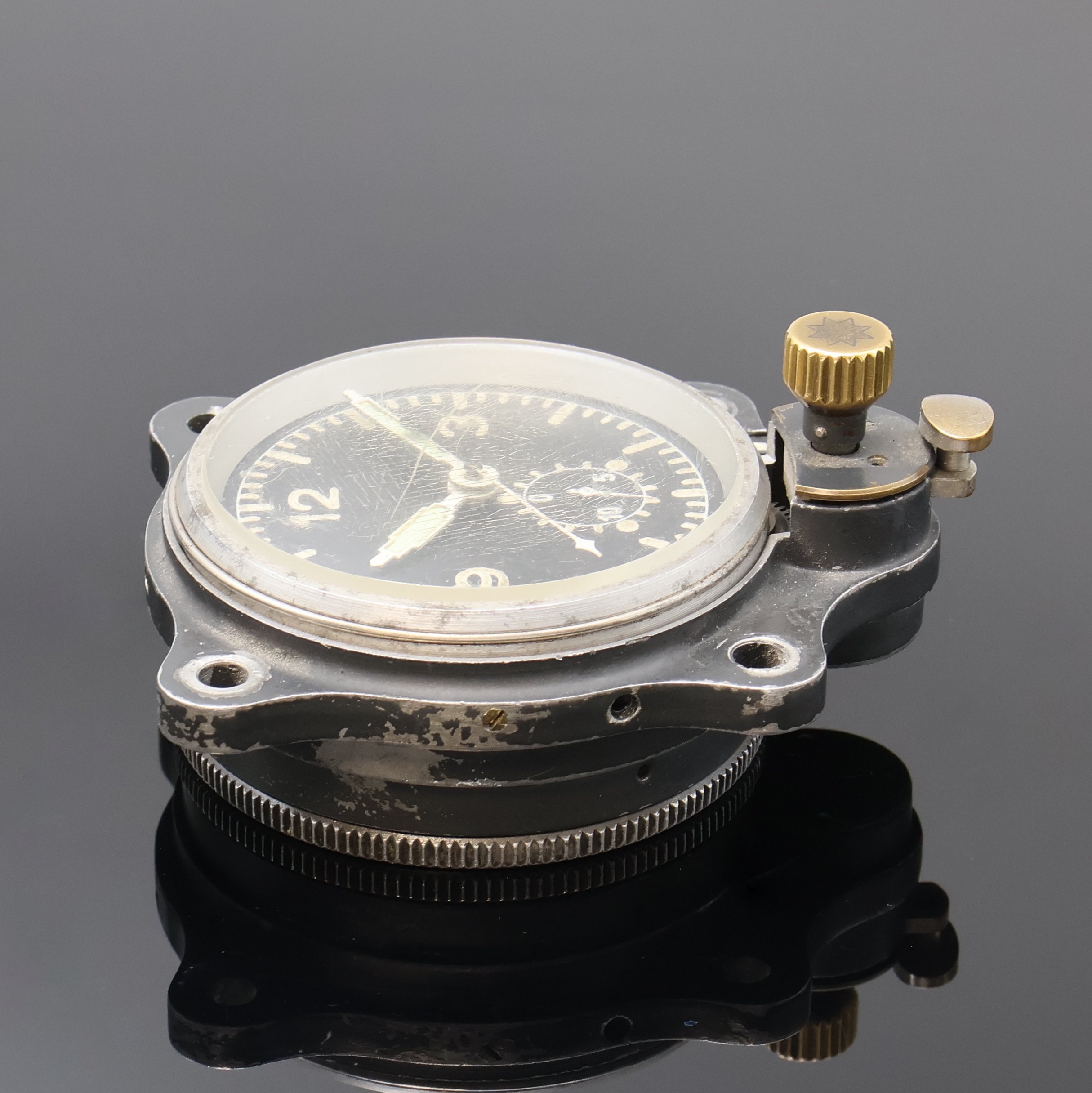 Detail c: JUNGHANS Flugzeug Bord-Chronograph, Deutschland um 1940, schwarz lack. Aluminium- Geh. berieb., Boden m. Bajonette-Verschluß, Drehlünette zu ers., ...