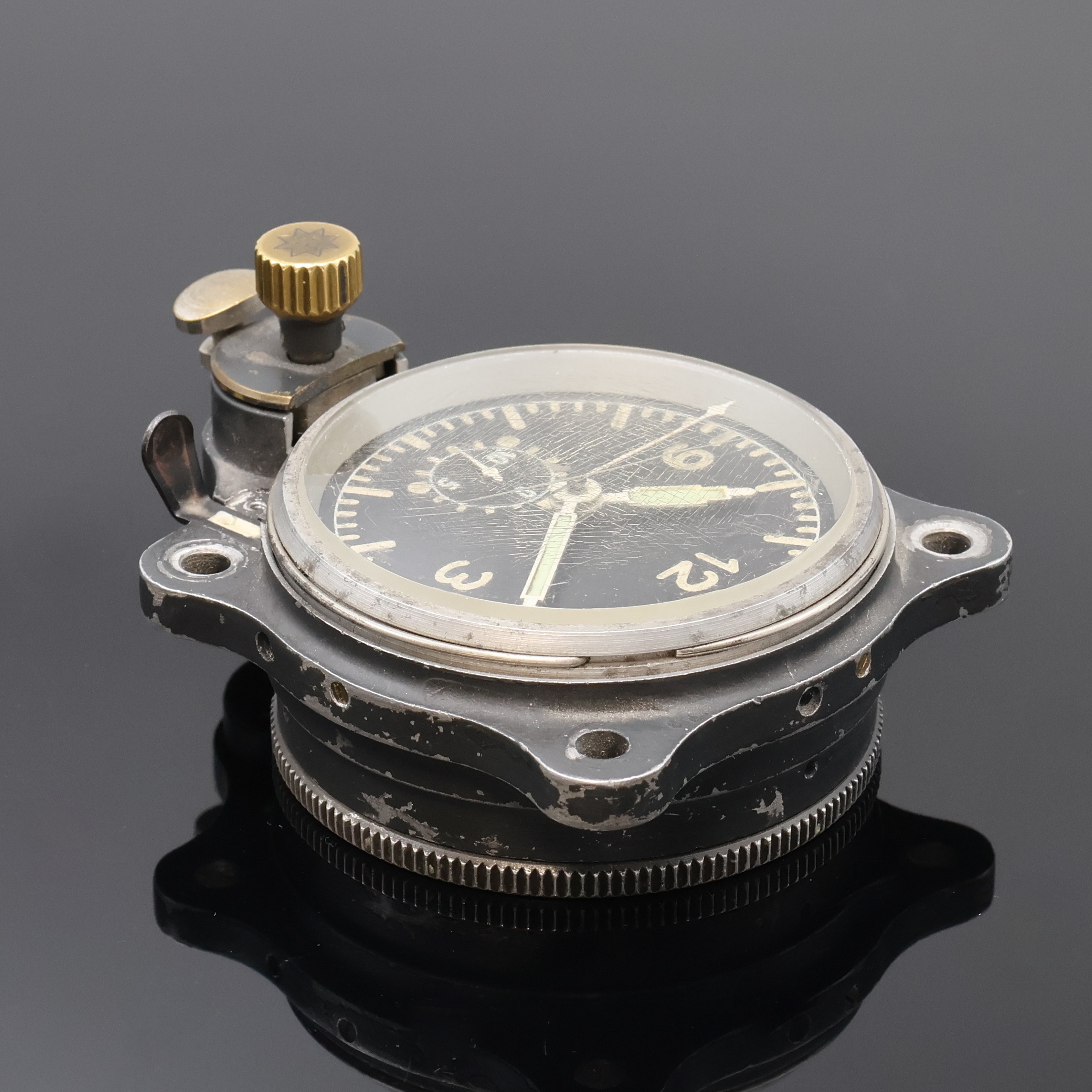 Detail d: JUNGHANS Flugzeug Bord-Chronograph, Deutschland um 1940, schwarz lack. Aluminium- Geh. berieb., Boden m. Bajonette-Verschluß, Drehlünette zu ers., ...