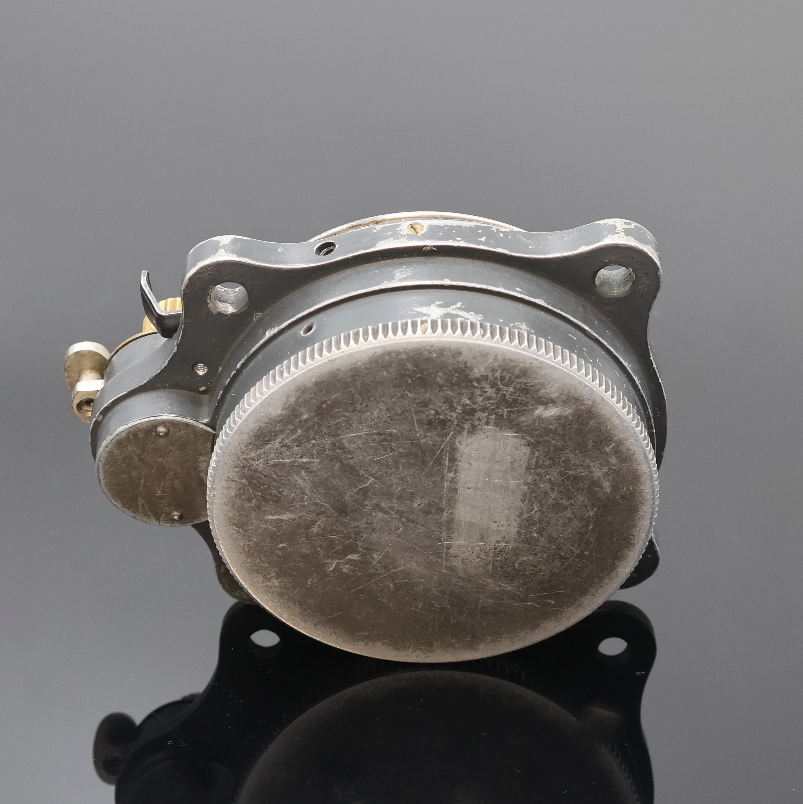 Detail e: JUNGHANS Flugzeug Bord-Chronograph, Deutschland um 1940, schwarz lack. Aluminium- Geh. berieb., Boden m. Bajonette-Verschluß, Drehlünette zu ers., ...