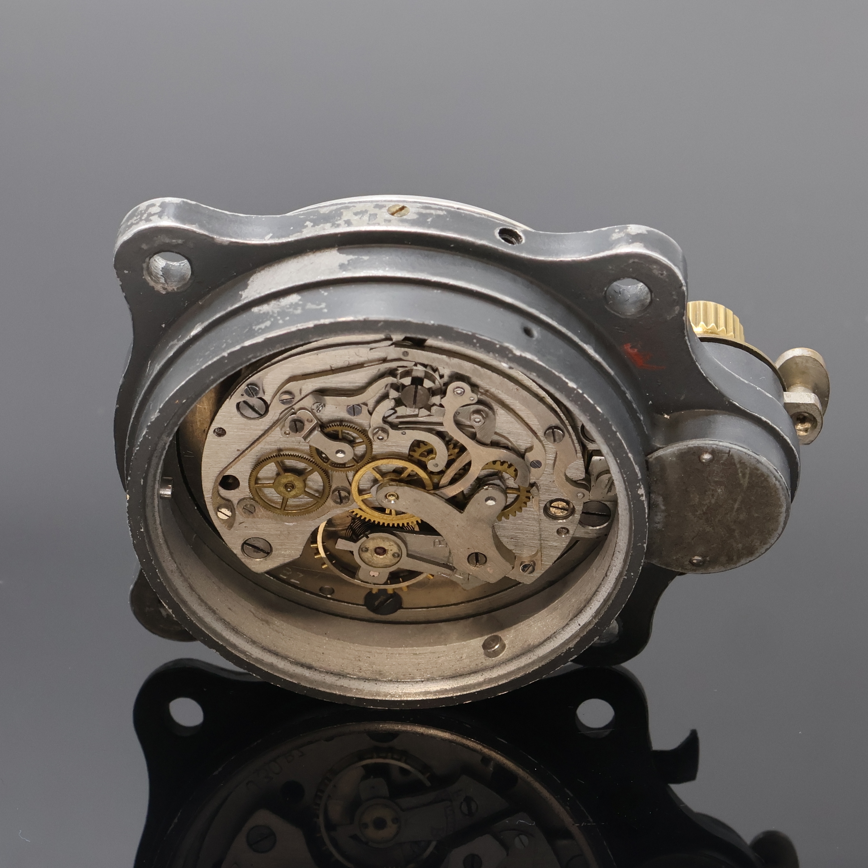 Detail f: JUNGHANS Flugzeug Bord-Chronograph, Deutschland um 1940, schwarz lack. Aluminium- Geh. berieb., Boden m. Bajonette-Verschluß, Drehlünette zu ers., ...