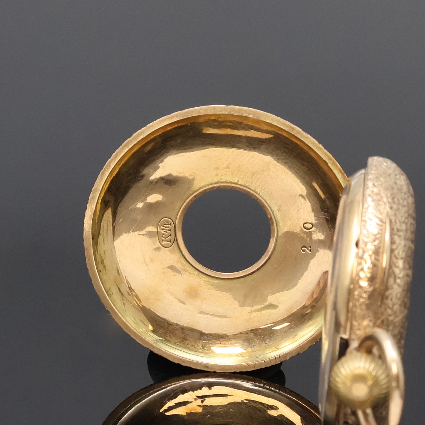 Detail a: Damen-Halbsavonette in RG 585/000, Schweiz um 1890, vollgrav. 3-Deckel Goldgeh., schwarze, röm. Email-Zahlen im Sprungdeckel, Emailzifferbl. m. ...