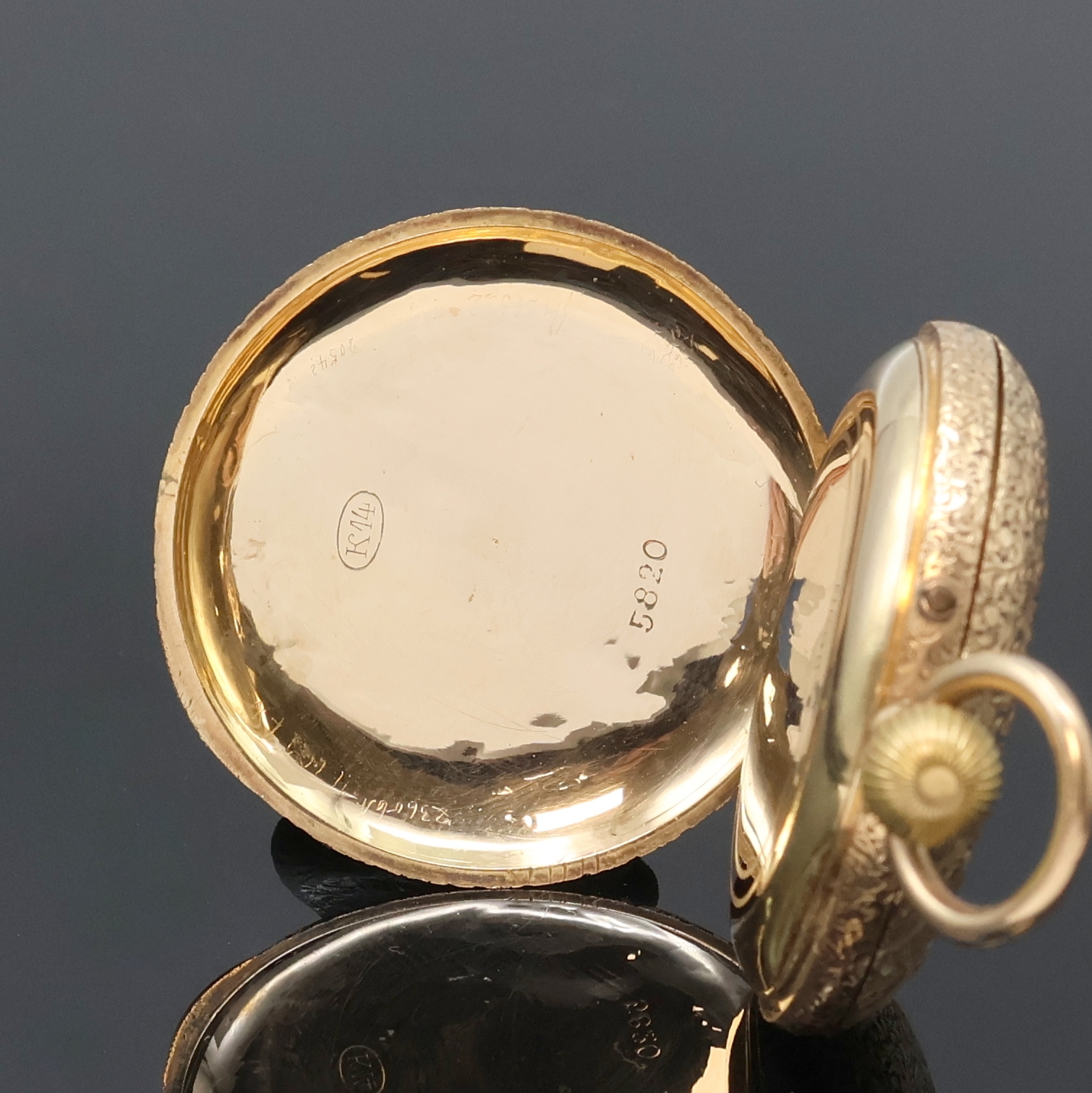 Detail d: Damen-Halbsavonette in RG 585/000, Schweiz um 1890, vollgrav. 3-Deckel Goldgeh., schwarze, röm. Email-Zahlen im Sprungdeckel, Emailzifferbl. m. ...