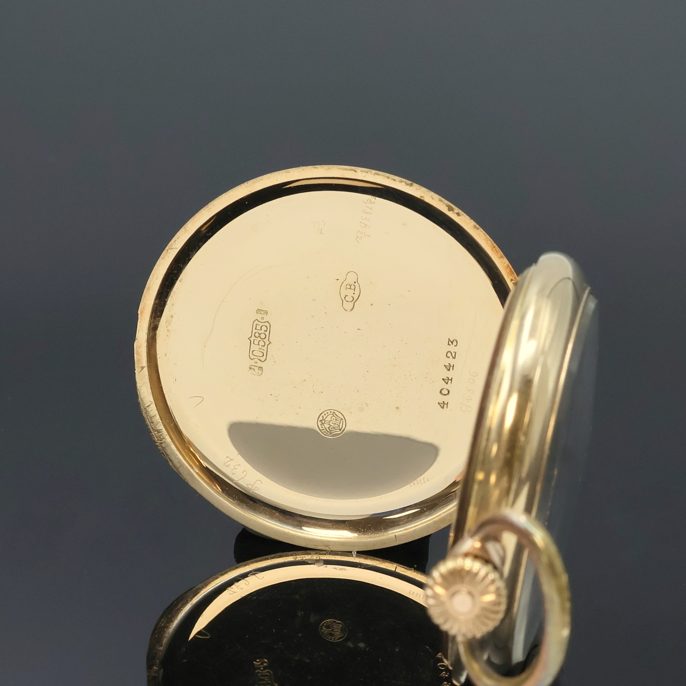 Detail b: Carl Breitschwerdt, Frankfurt a.M. offene Herrentaschenuhr in GG 585/000, Schweiz um 1910, guill. Geh., sign. Metallcuvette verg., Emailzifferbl. m. ...