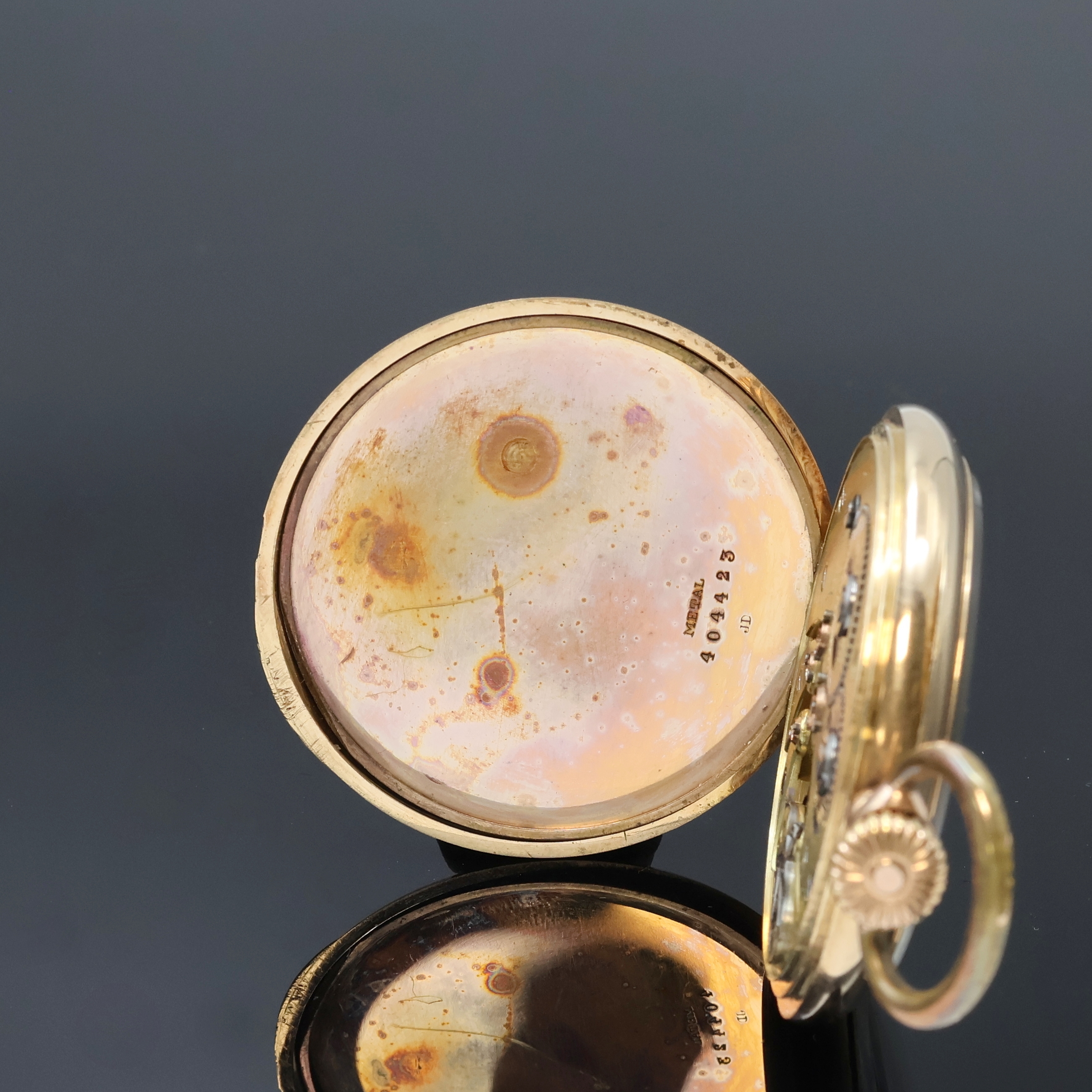 Detail d: Carl Breitschwerdt, Frankfurt a.M. offene Herrentaschenuhr in GG 585/000, Schweiz um 1910, guill. Geh., sign. Metallcuvette verg., Emailzifferbl. m. ...