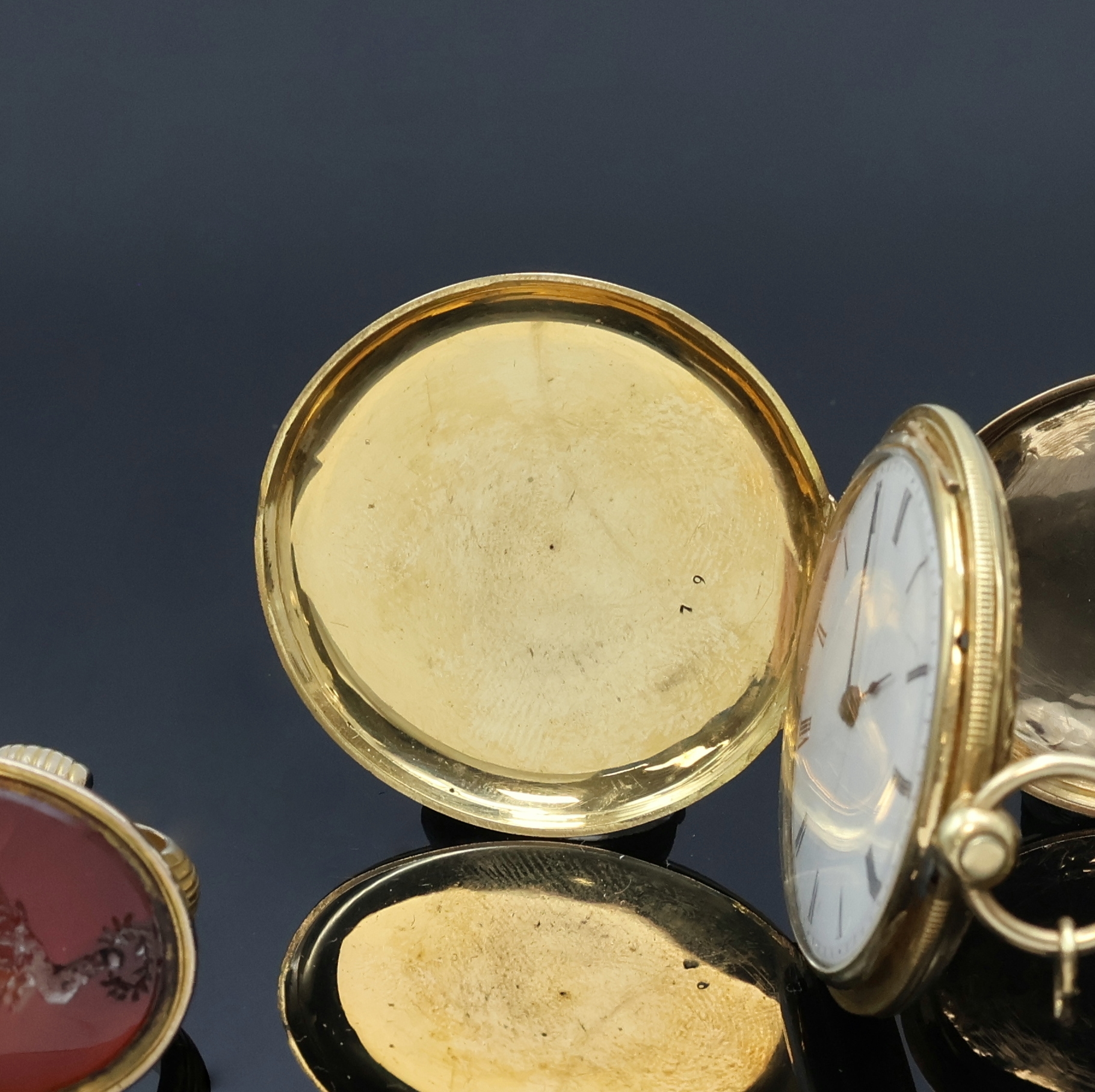 Detail f: 3 Damentaschenuhren in RG/GG 585/000 und 1 vergoldete Petschaft, Schweiz um 1840 - 1900, 2 offene guill. Geh. m. Metallcuvette, Kronenaufzug, 1 x ...